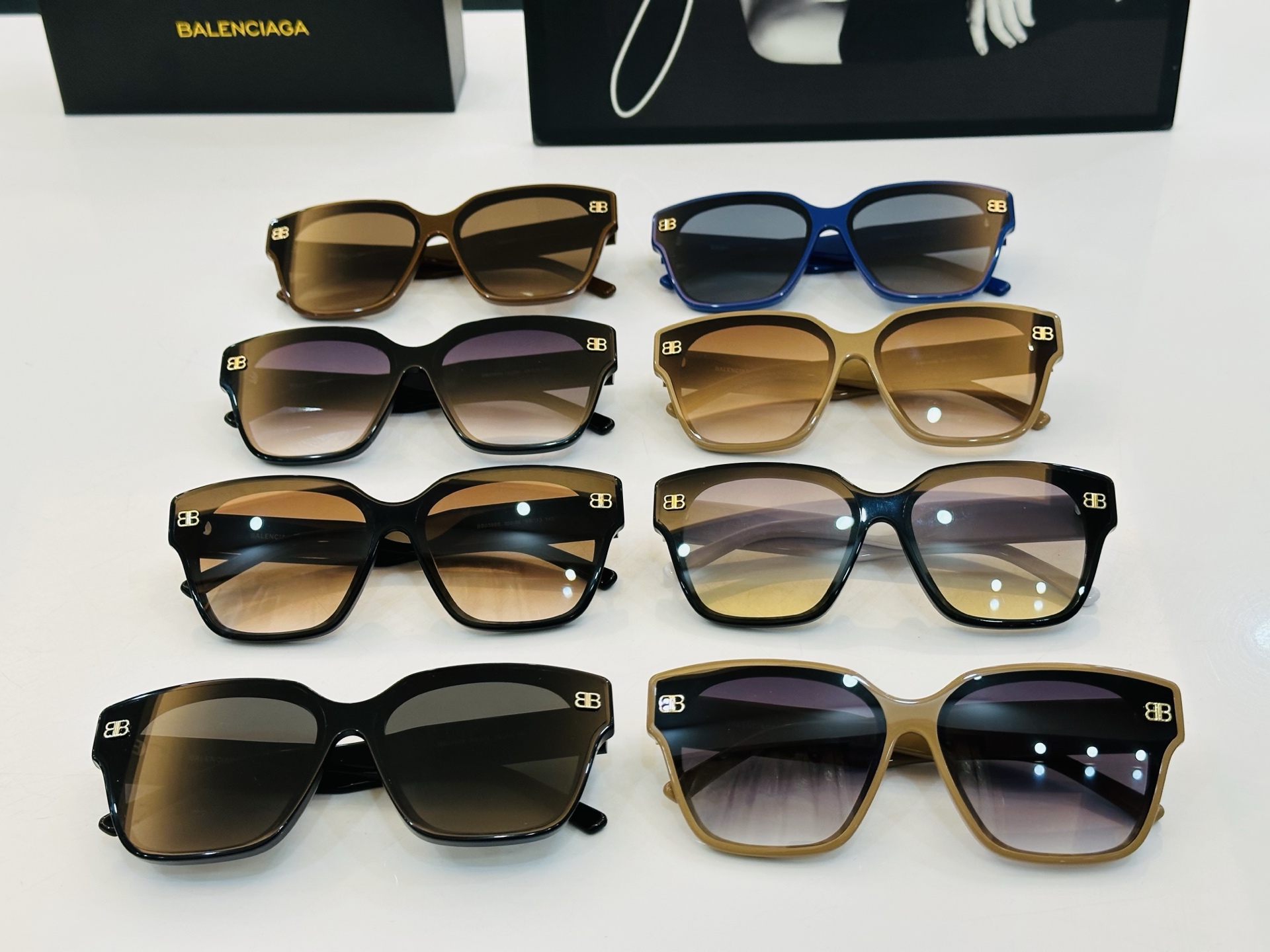 BALENCIAGA巴黎世家 最新 版型很特别的设计让人一眼爱上 BB0389S size 65口13-