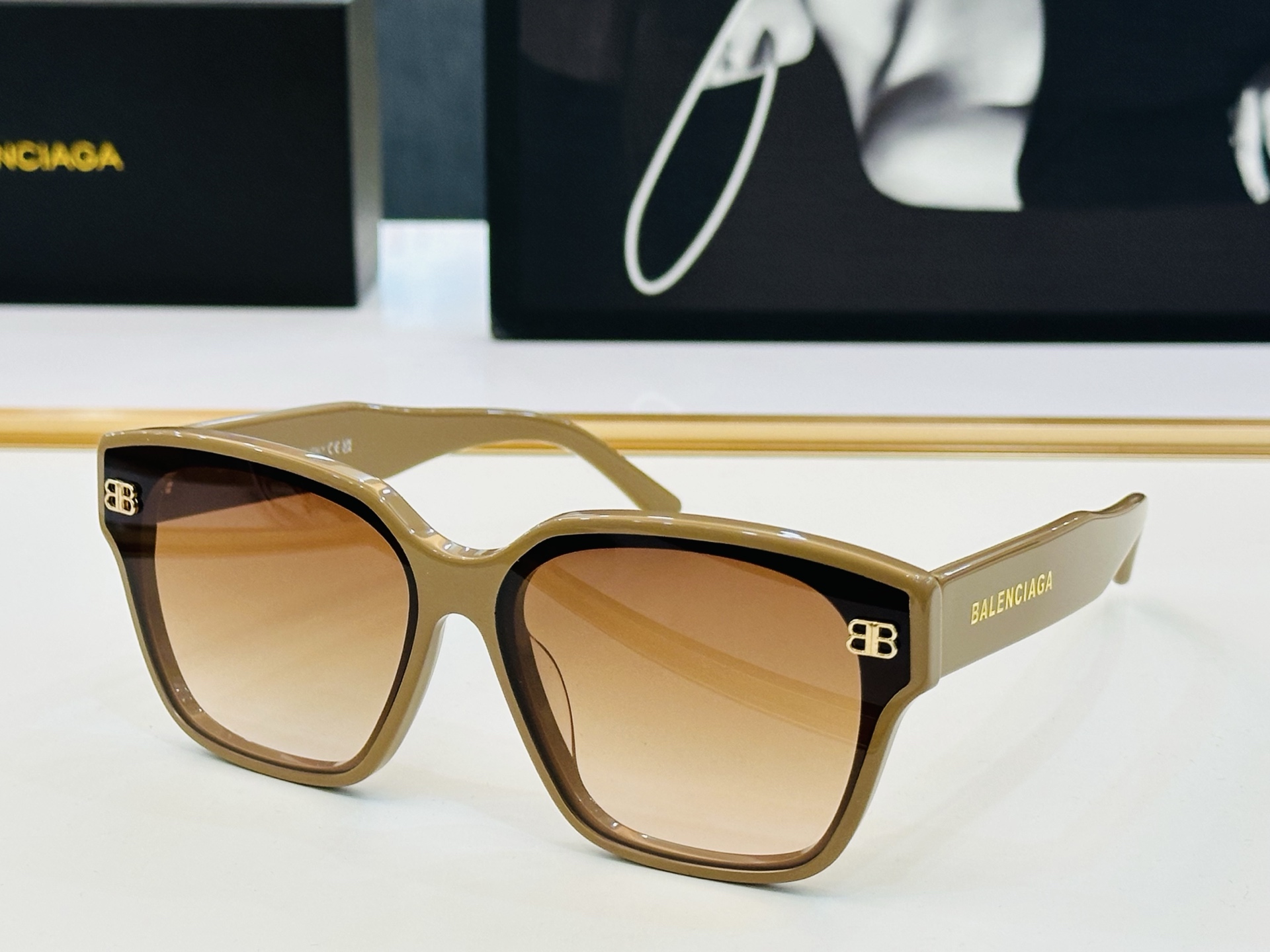 BALENCIAGA巴黎世家 最新 版型很特别的设计让人一眼爱上 BB0389S size 65口13-