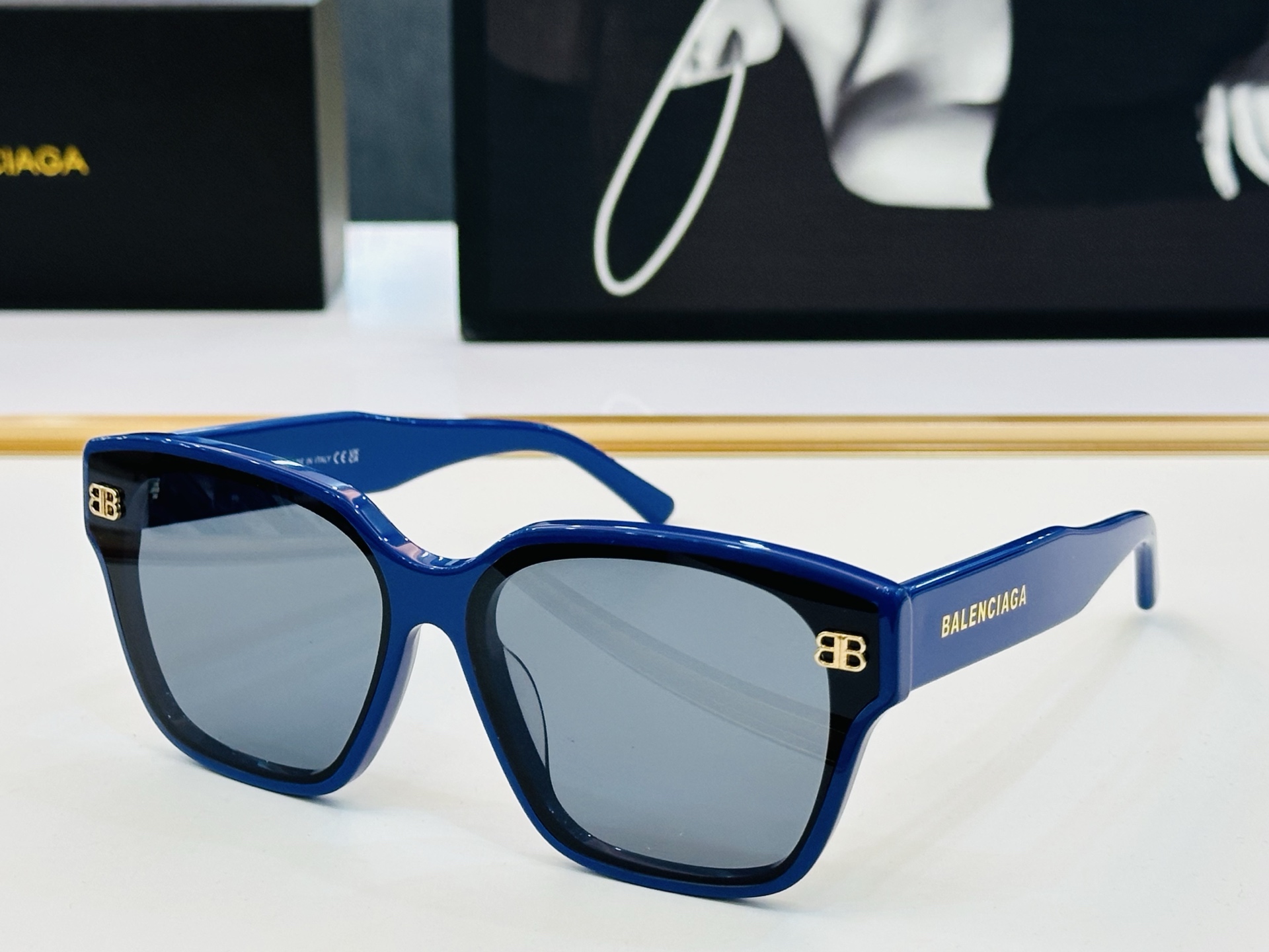 BALENCIAGA巴黎世家 最新 版型很特别的设计让人一眼爱上 BB0389S size 65口13-