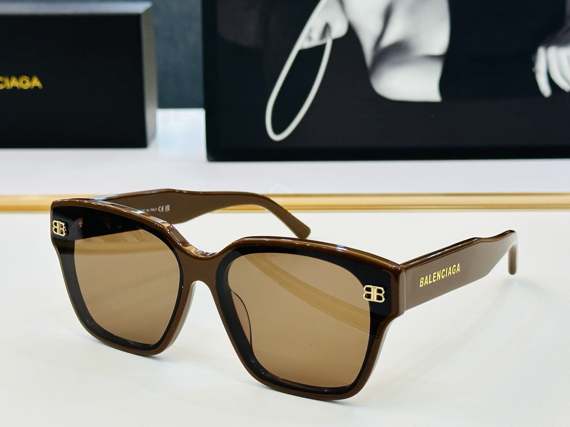 BALENCIAGA巴黎世家 最新 版型很特别的设计让人一眼爱上 BB0389S size 65口13-