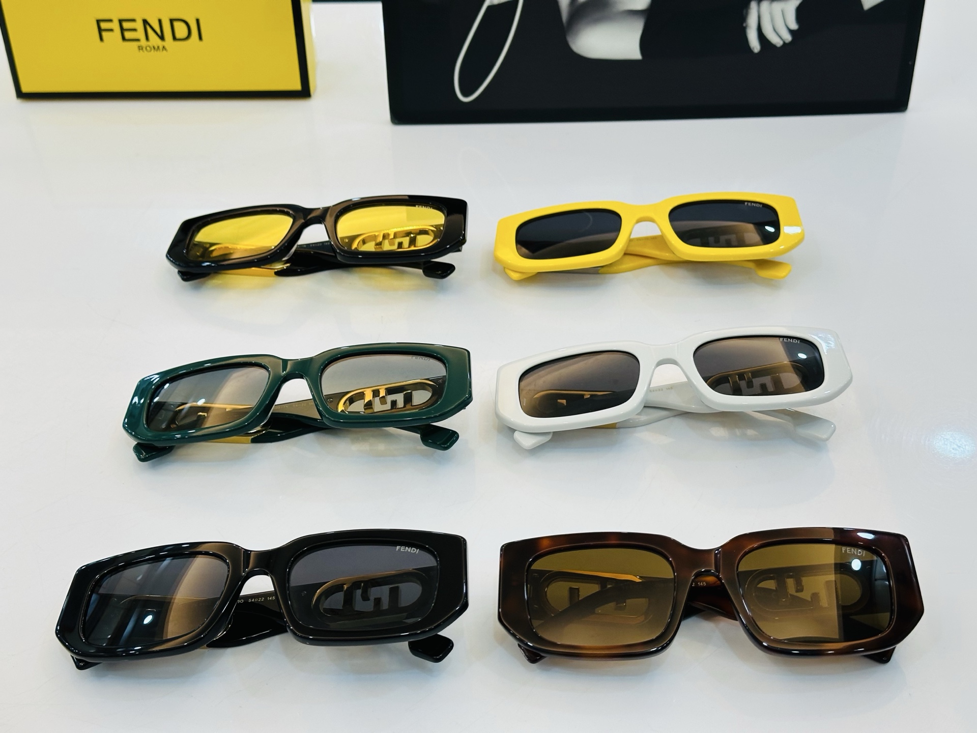 。新款FEND* FE8362  Size：54口22-145  🎁芬家 😀👏时尚经典  D太阳镜 
