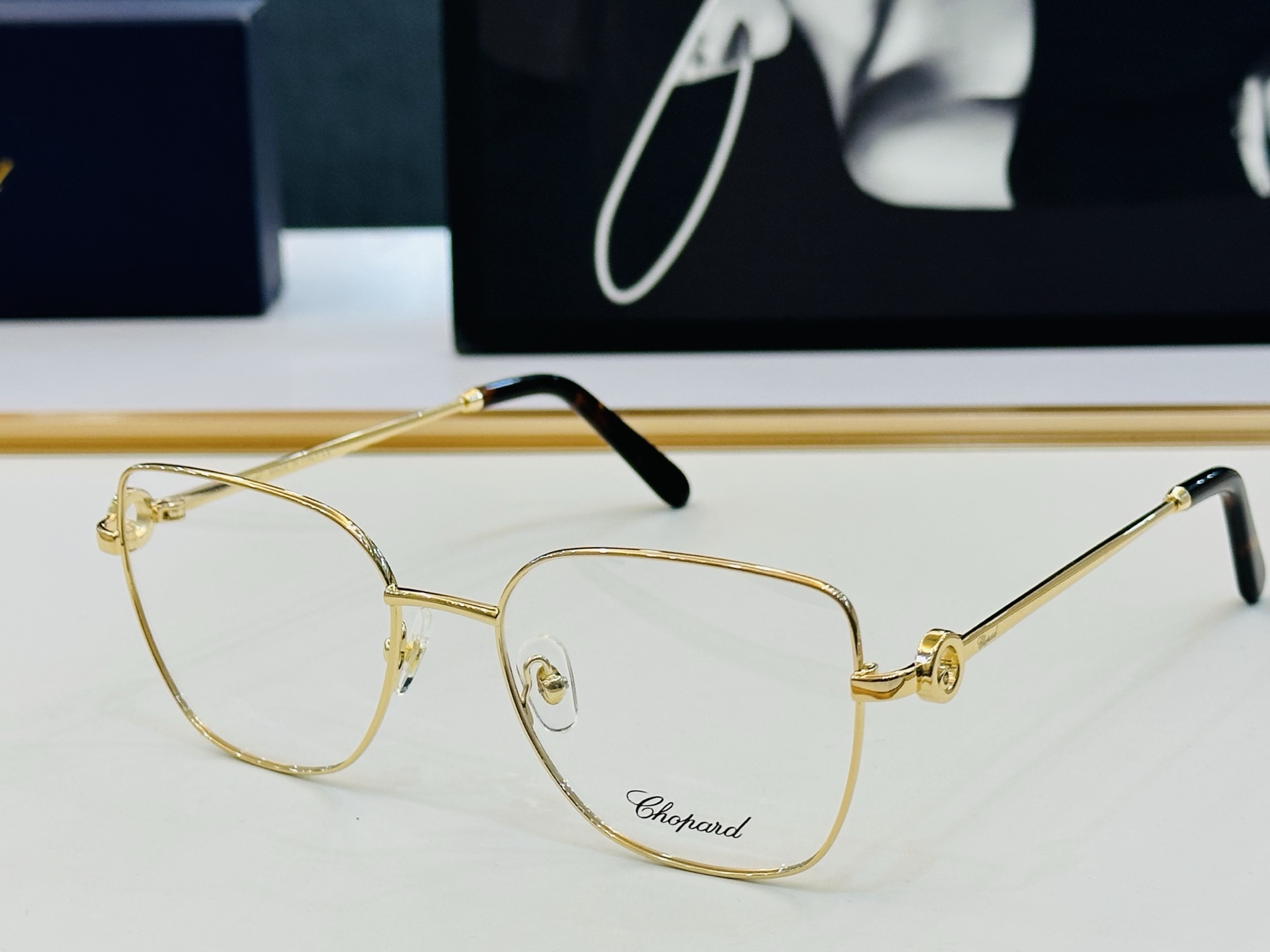 原版 ChoPard肖邦 MODEL VCHL59S Size：54口18-145  以现代时尚的设计风