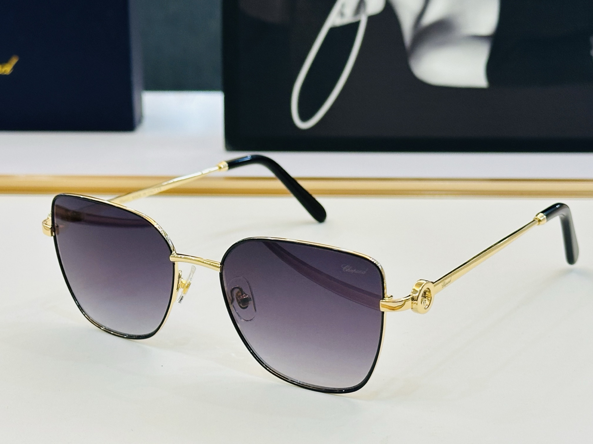 NO:368849,Original Chopard Chopin MODEL: VCHL59S Size54-hole 18-145 In modern and fashionable design style L sunglasses Glasses Sunglasses Sunglasses, glasses, chopard19860909原版 Chopard肖邦 MODEL: VCHL59S Size54口18-145 以现代时尚的设计风格 L太阳镜 眼镜墨镜太阳镜,眼镜,chopard,glasses