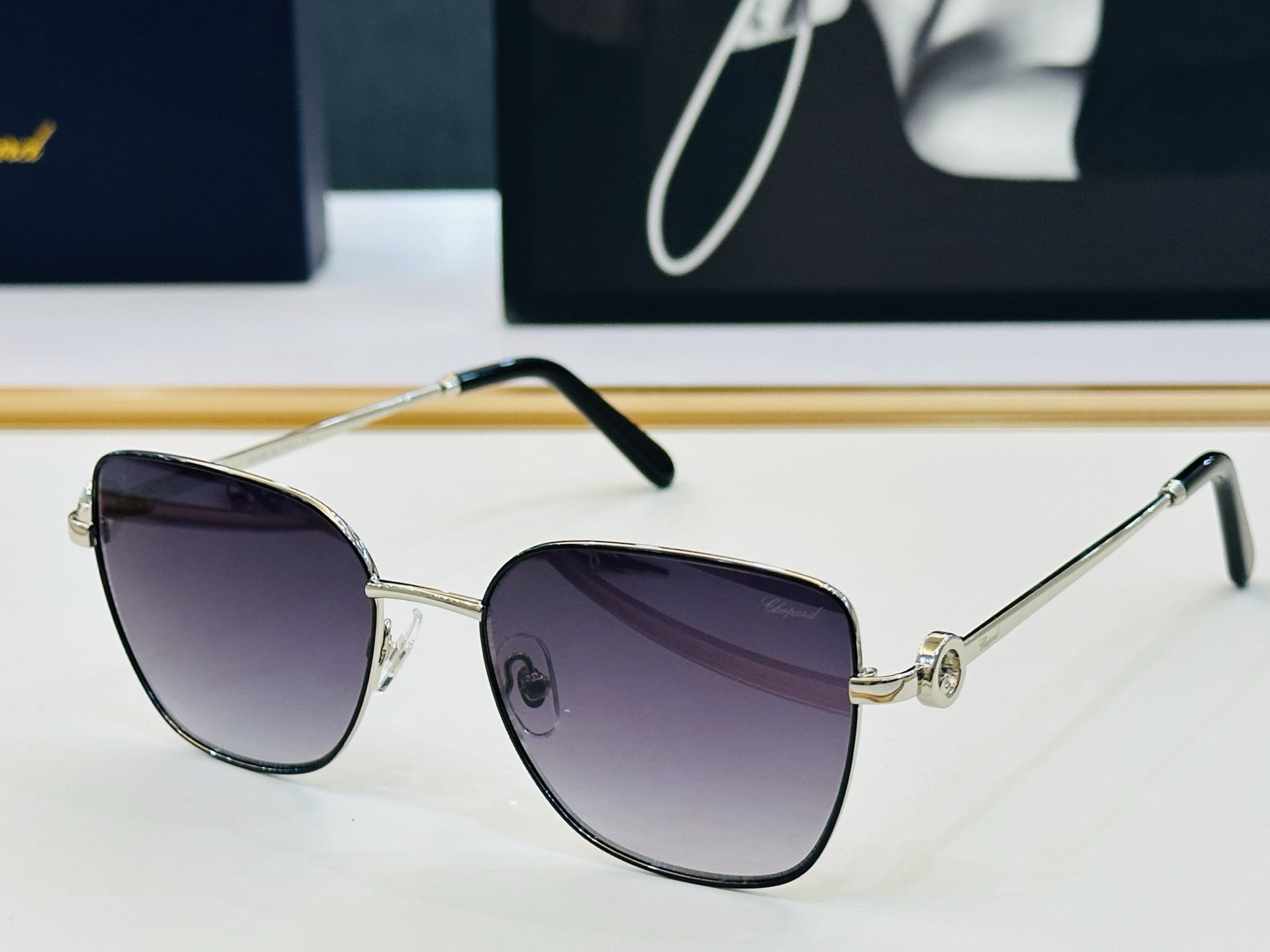 原版 ChoPard肖邦 MODEL VCHL59S Size：54口18-145  以现代时尚的设计风