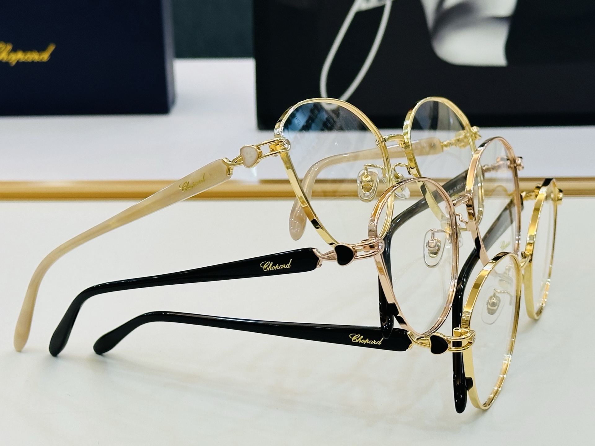 原版 ChoPard肖邦 MODEL VCHL36J Size：52口17-145  以现代时尚的设计风