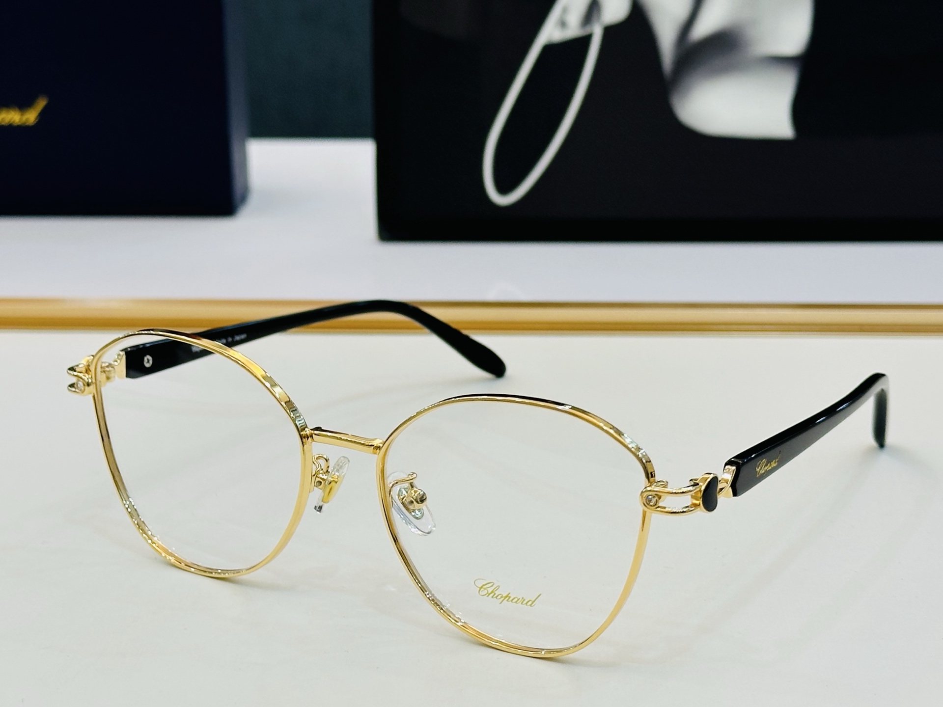 原版 ChoPard肖邦 MODEL VCHL36J Size：52口17-145  以现代时尚的设计风