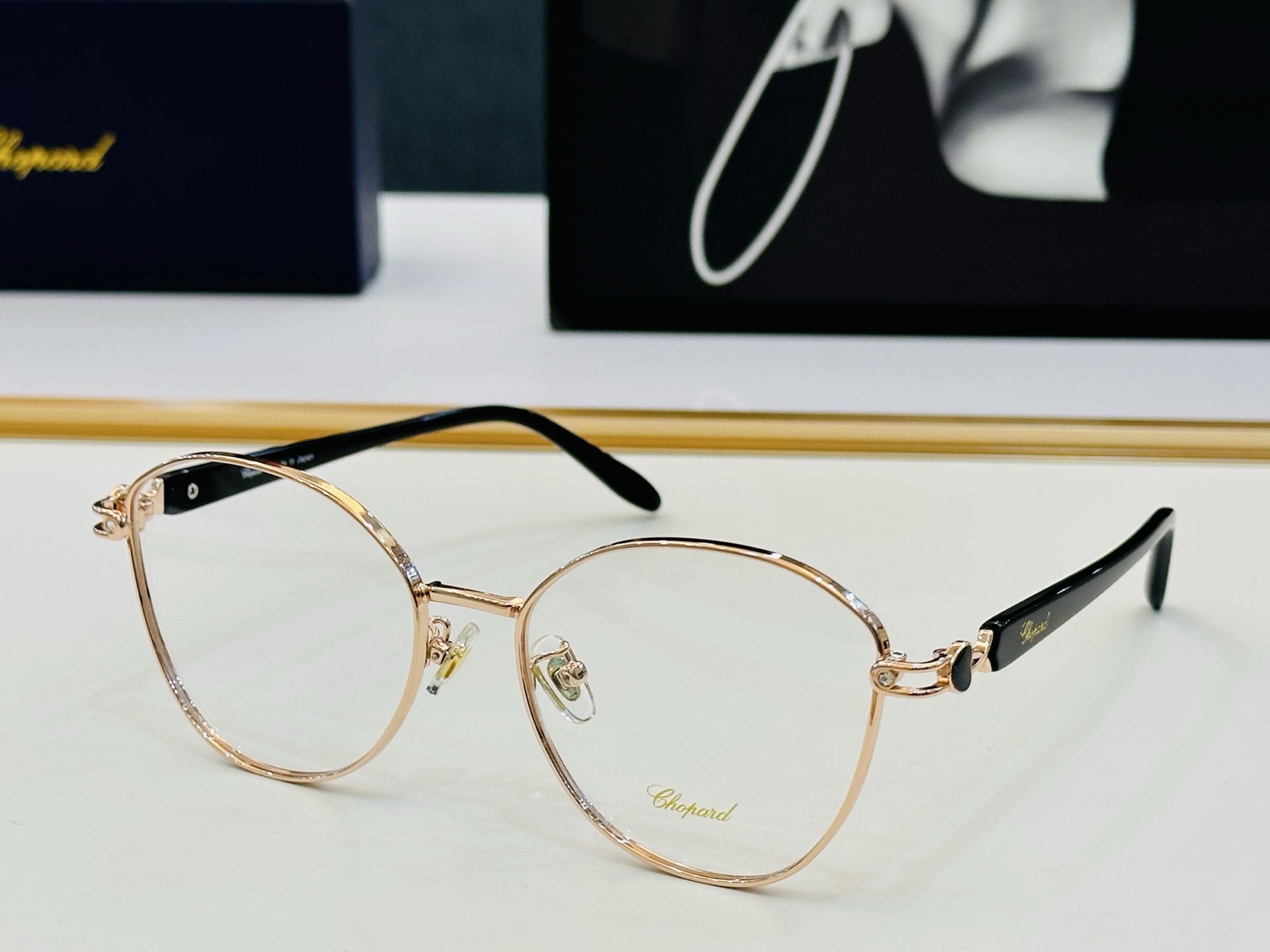 原版 ChoPard肖邦 MODEL VCHL36J Size：52口17-145  以现代时尚的设计风