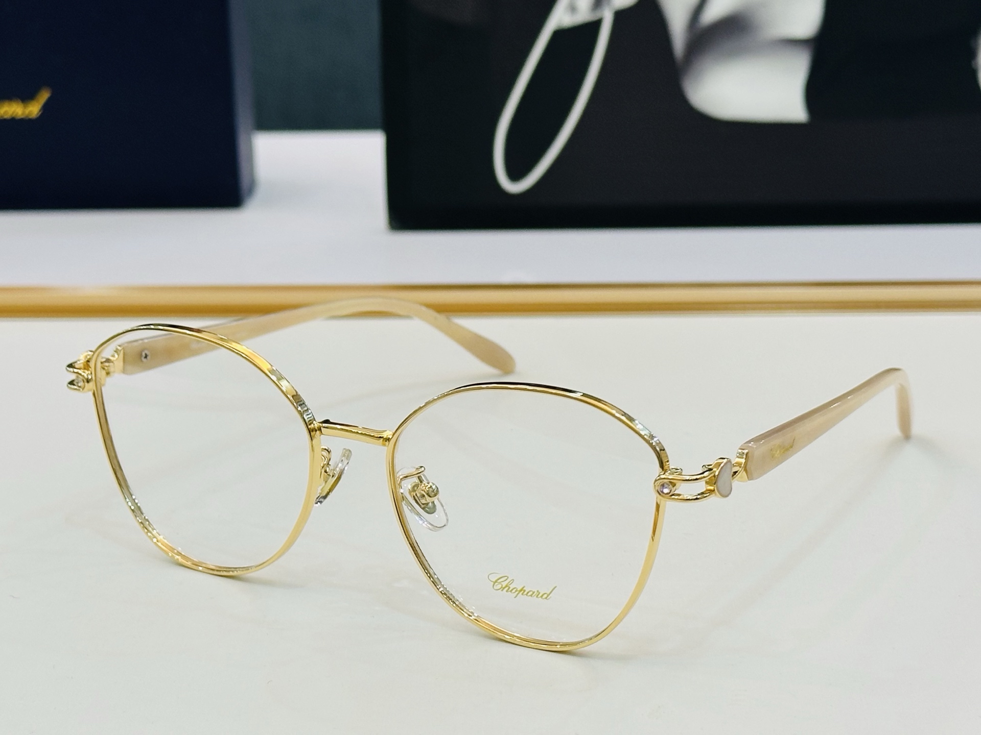 NO:368857,Original Chopard Chopin MODEL: VCHL36J Size52 port 17-145 In modern and fashionable design style Z light distribution frame Glasses sunglasses, glasses, chopard19860909原版 Chopard肖邦 MODEL: VCHL36J Size52口17-145 以现代时尚的设计风格 Z配光架 眼镜墨镜太阳镜,眼镜,chopard,glasses