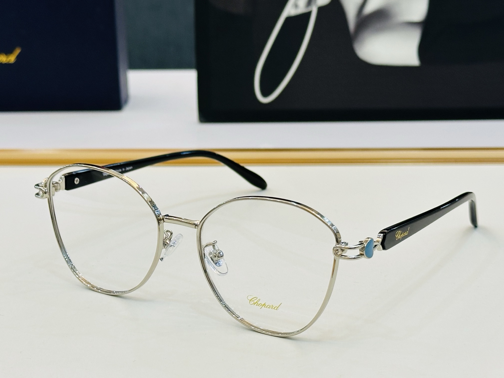 原版 ChoPard肖邦 MODEL VCHL36J Size：52口17-145  以现代时尚的设计风