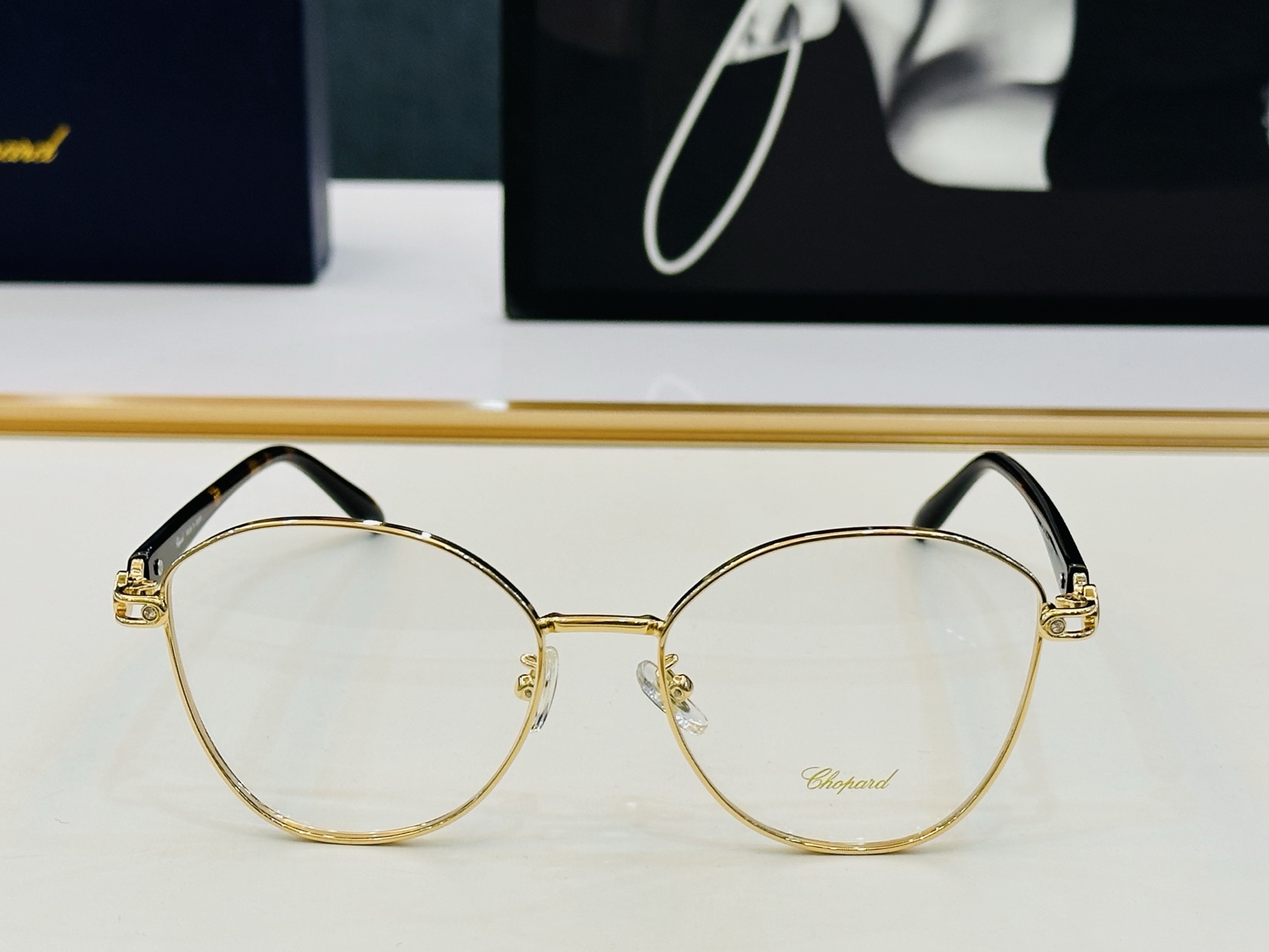 原版 ChoPard肖邦 MODEL VCHL36J Size：52口17-145  以现代时尚的设计风