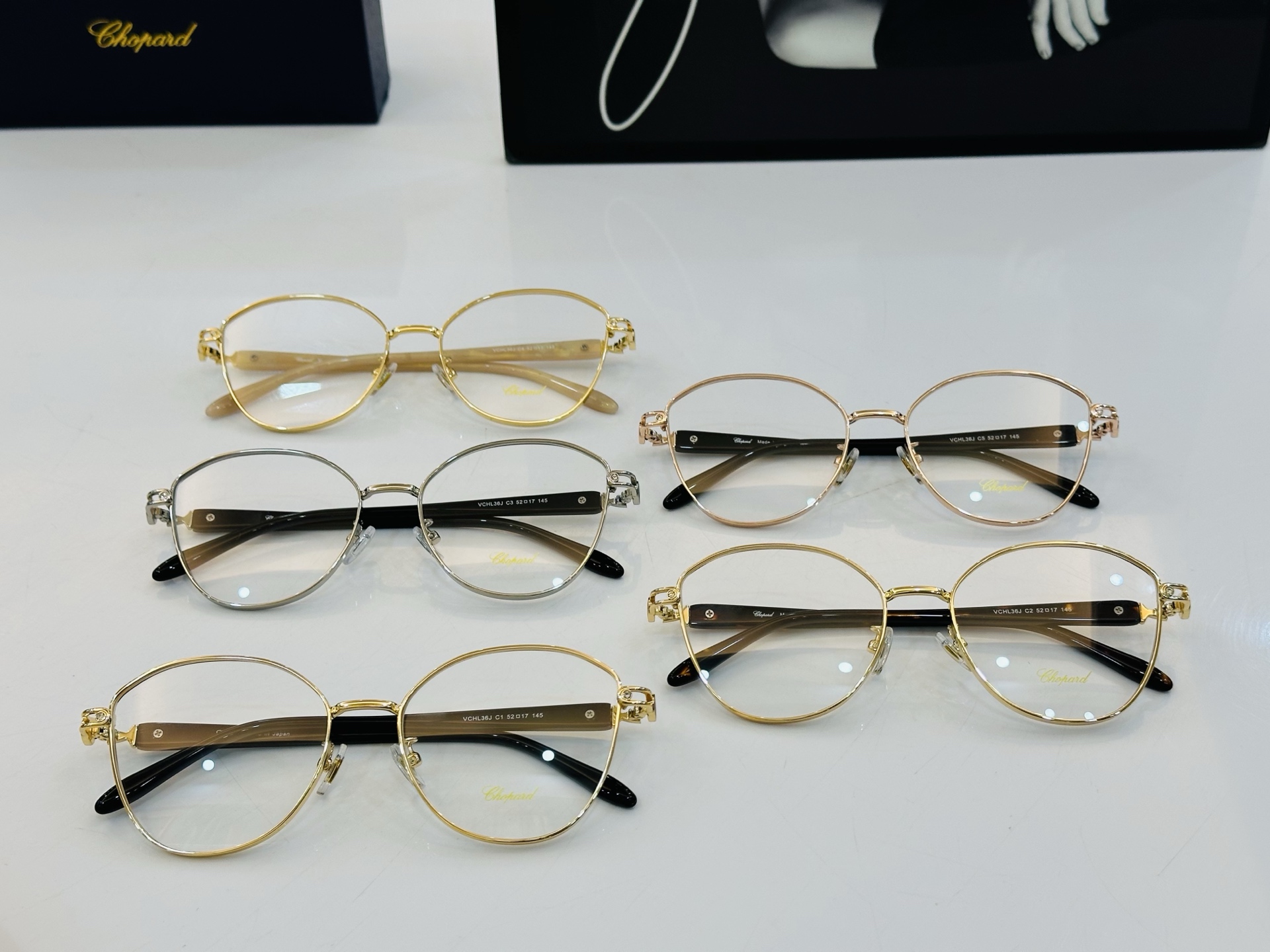 原版 ChoPard肖邦 MODEL VCHL36J Size：52口17-145  以现代时尚的设计风