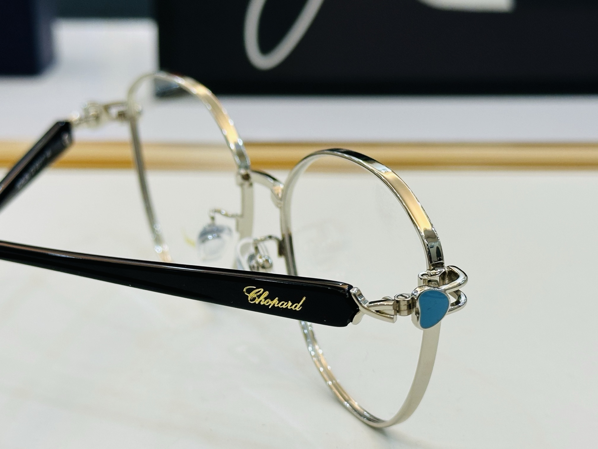 原版 ChoPard肖邦 MODEL VCHL36J Size：52口17-145  以现代时尚的设计风