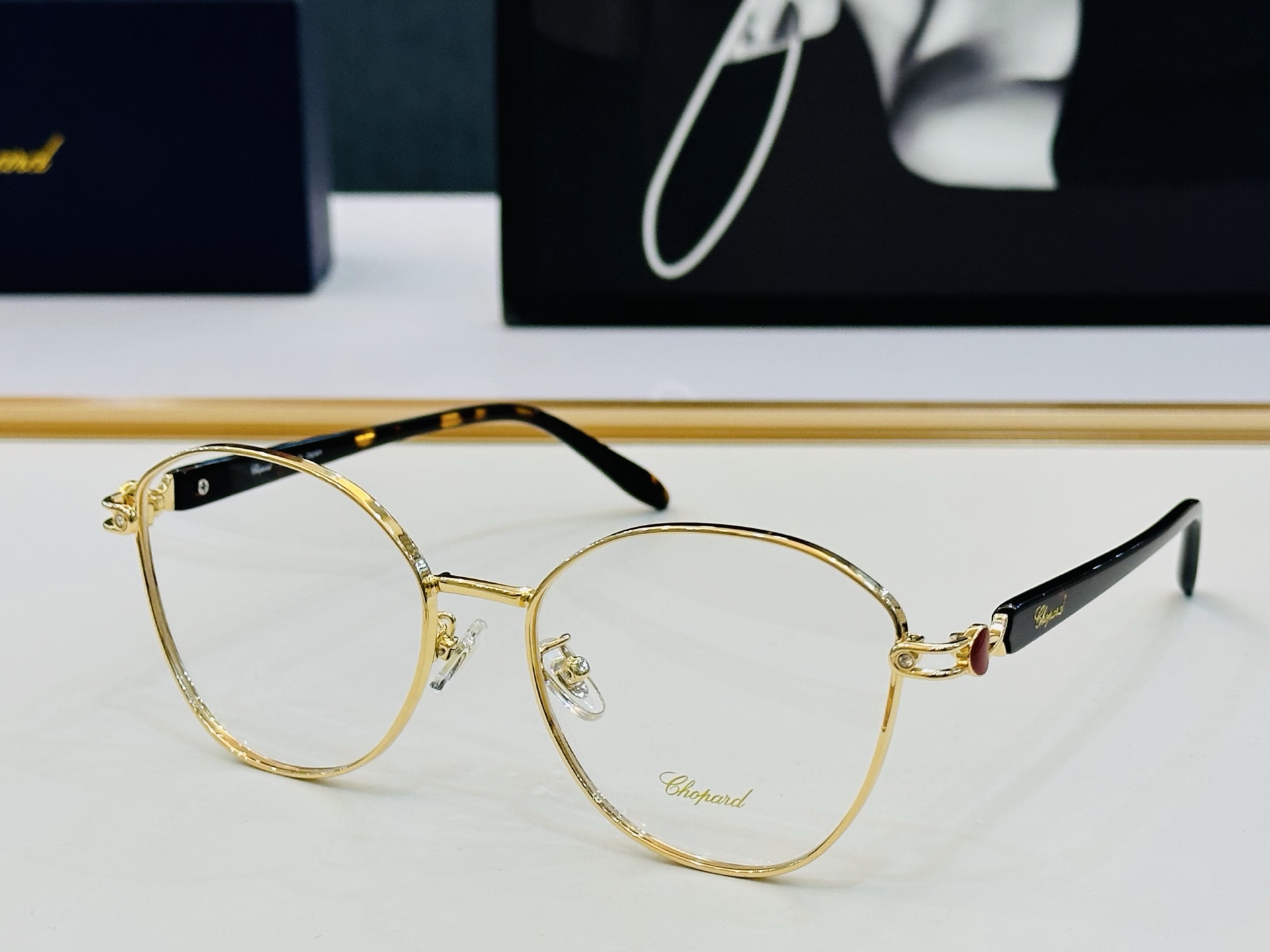 原版 ChoPard肖邦 MODEL VCHL36J Size：52口17-145  以现代时尚的设计风