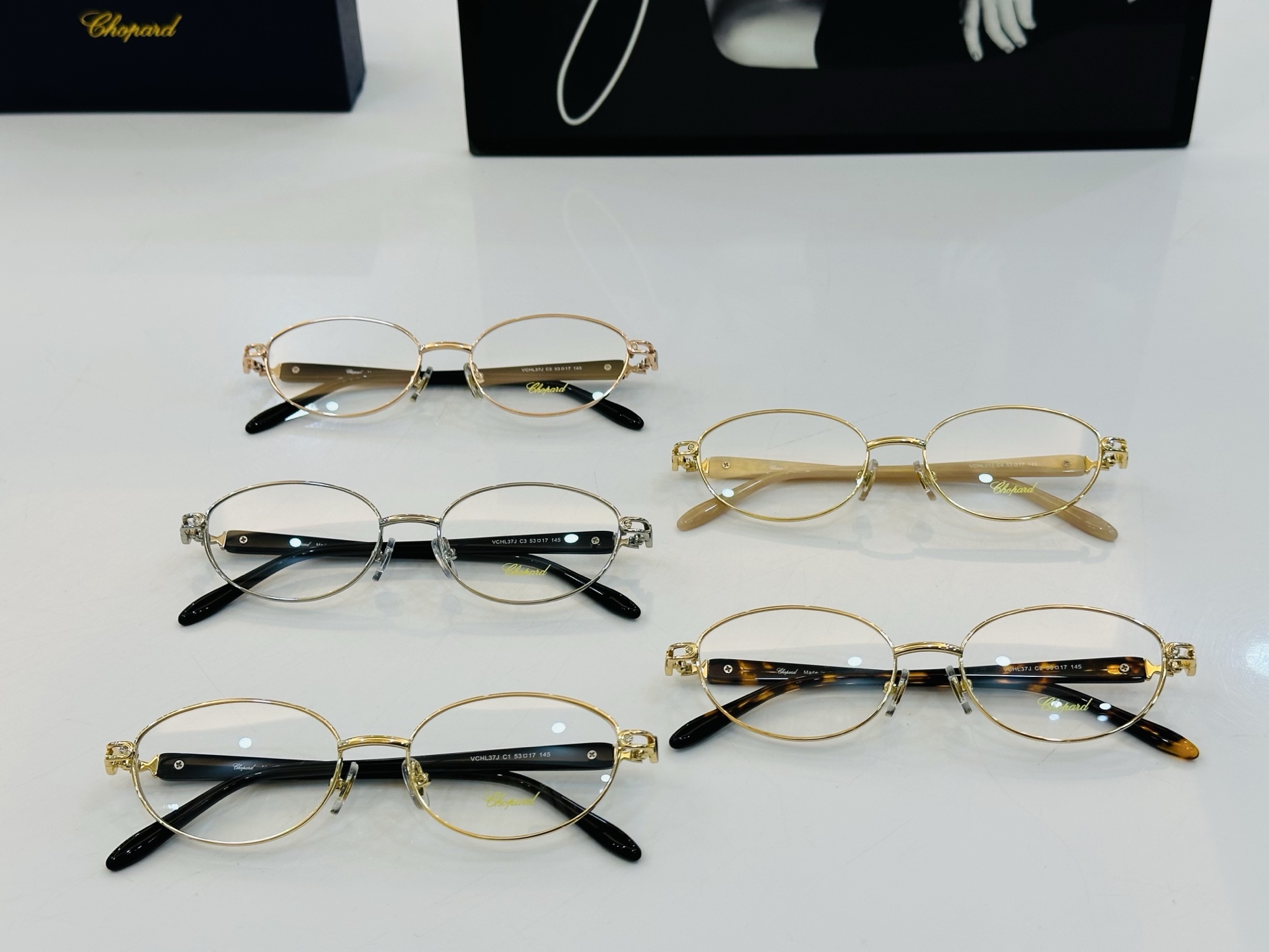 原版 ChoPard肖邦 MODEL VCHL37J Size：53口17-145  以现代时尚的设计风