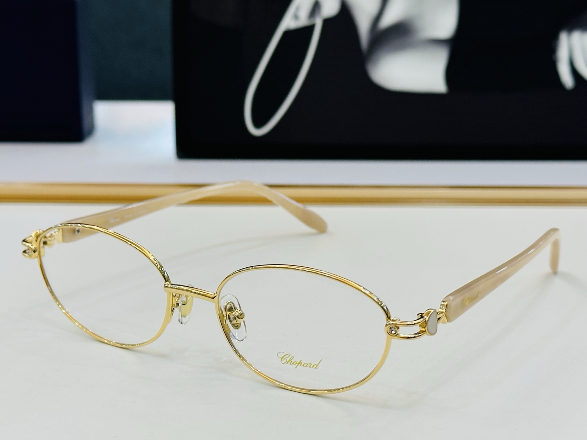 原版 ChoPard肖邦 MODEL VCHL37J Size：53口17-145  以现代时尚的设计风