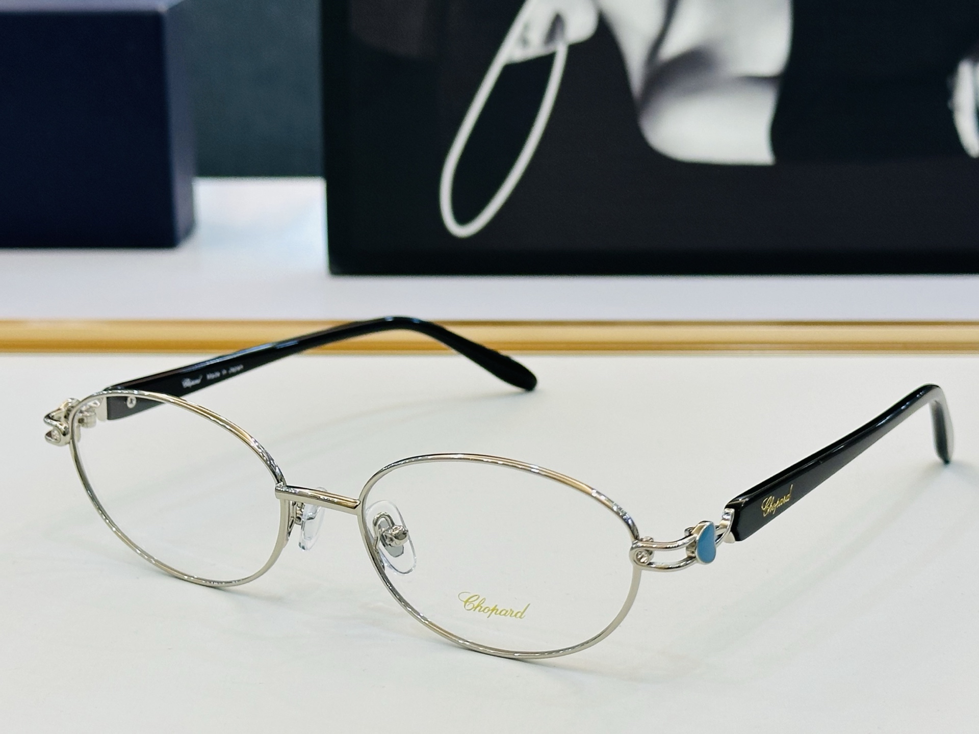 原版 ChoPard肖邦 MODEL VCHL37J Size：53口17-145  以现代时尚的设计风