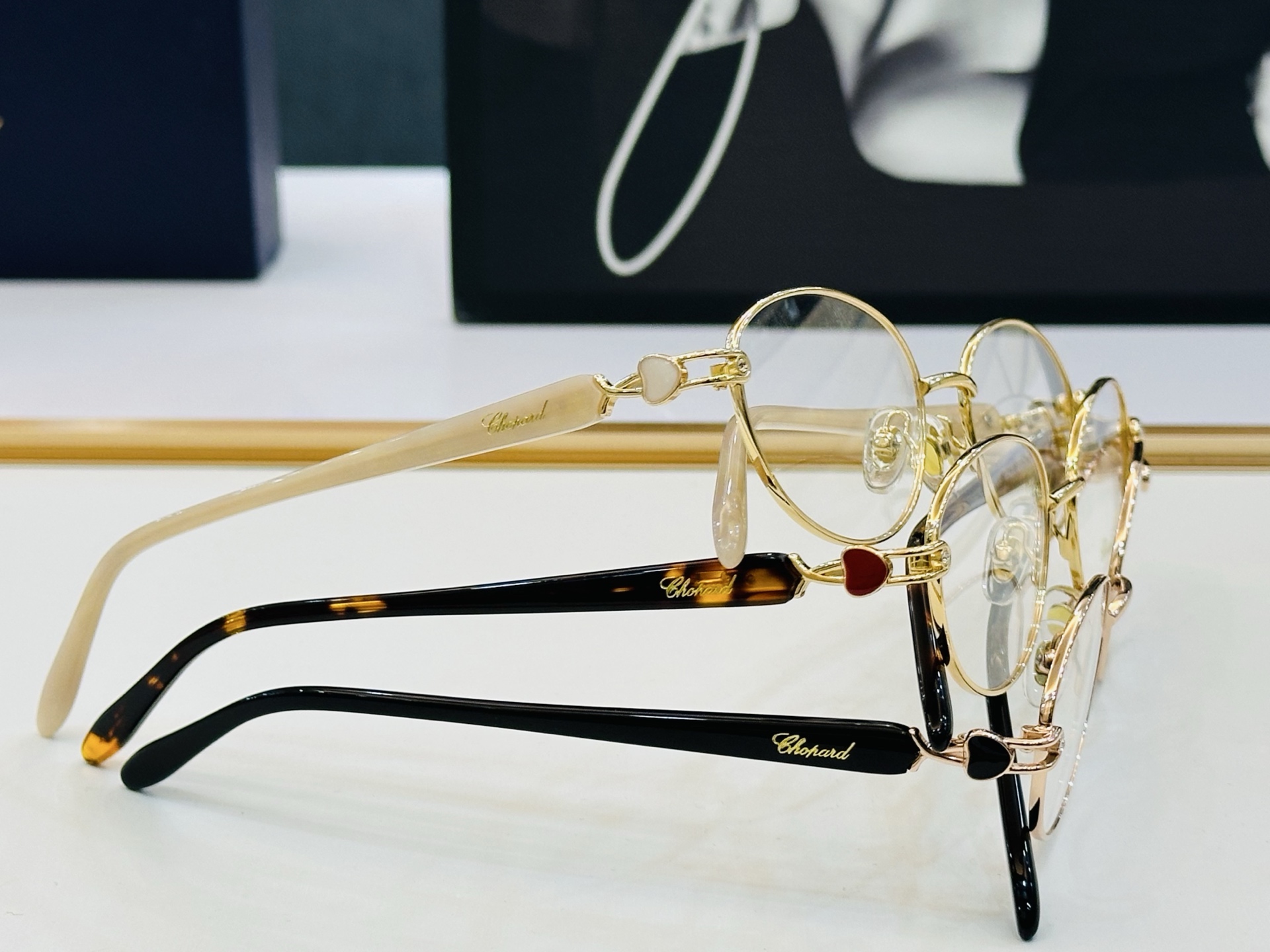 原版 ChoPard肖邦 MODEL VCHL37J Size：53口17-145  以现代时尚的设计风