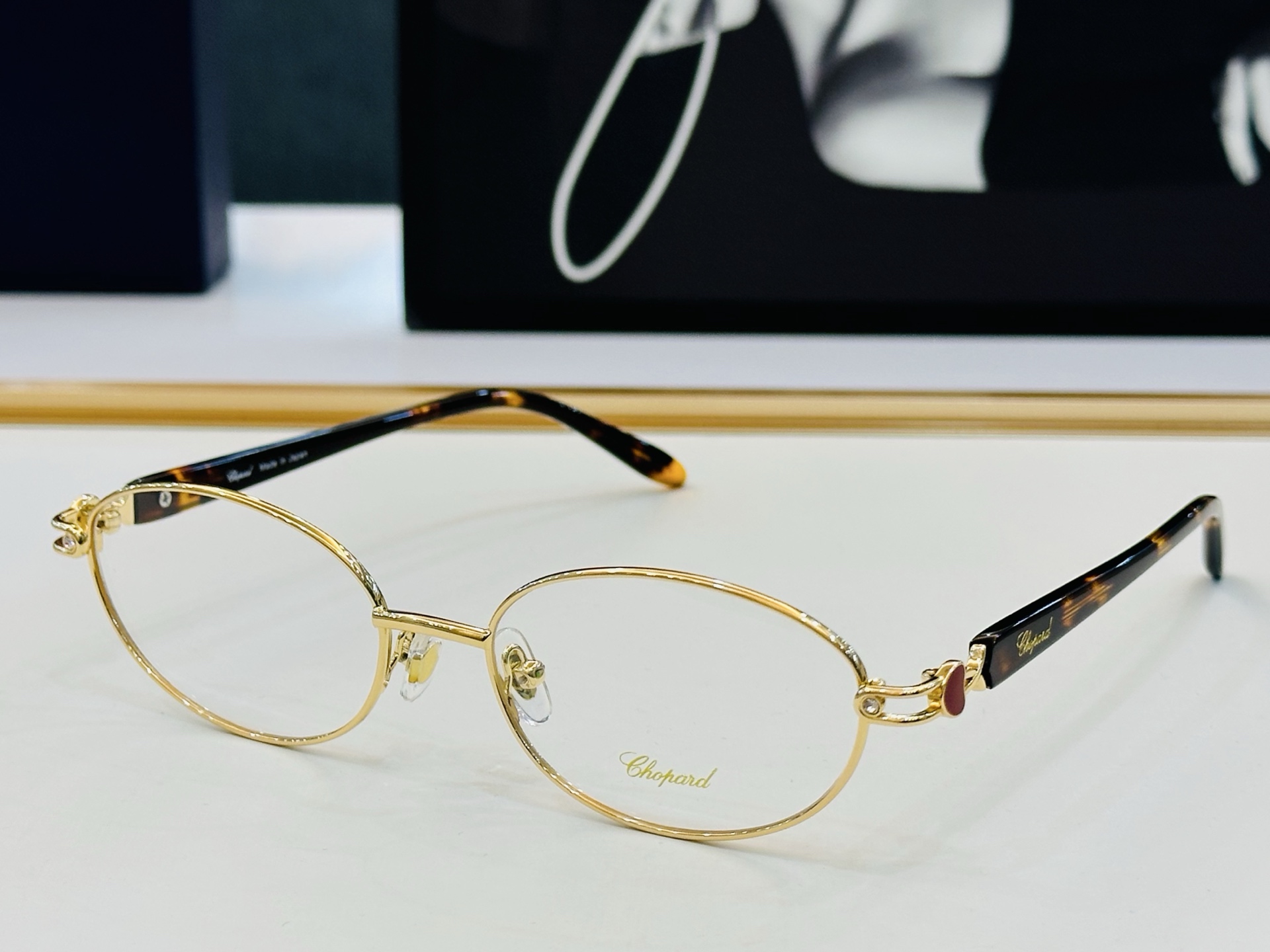 原版 ChoPard肖邦 MODEL VCHL37J Size：53口17-145  以现代时尚的设计风