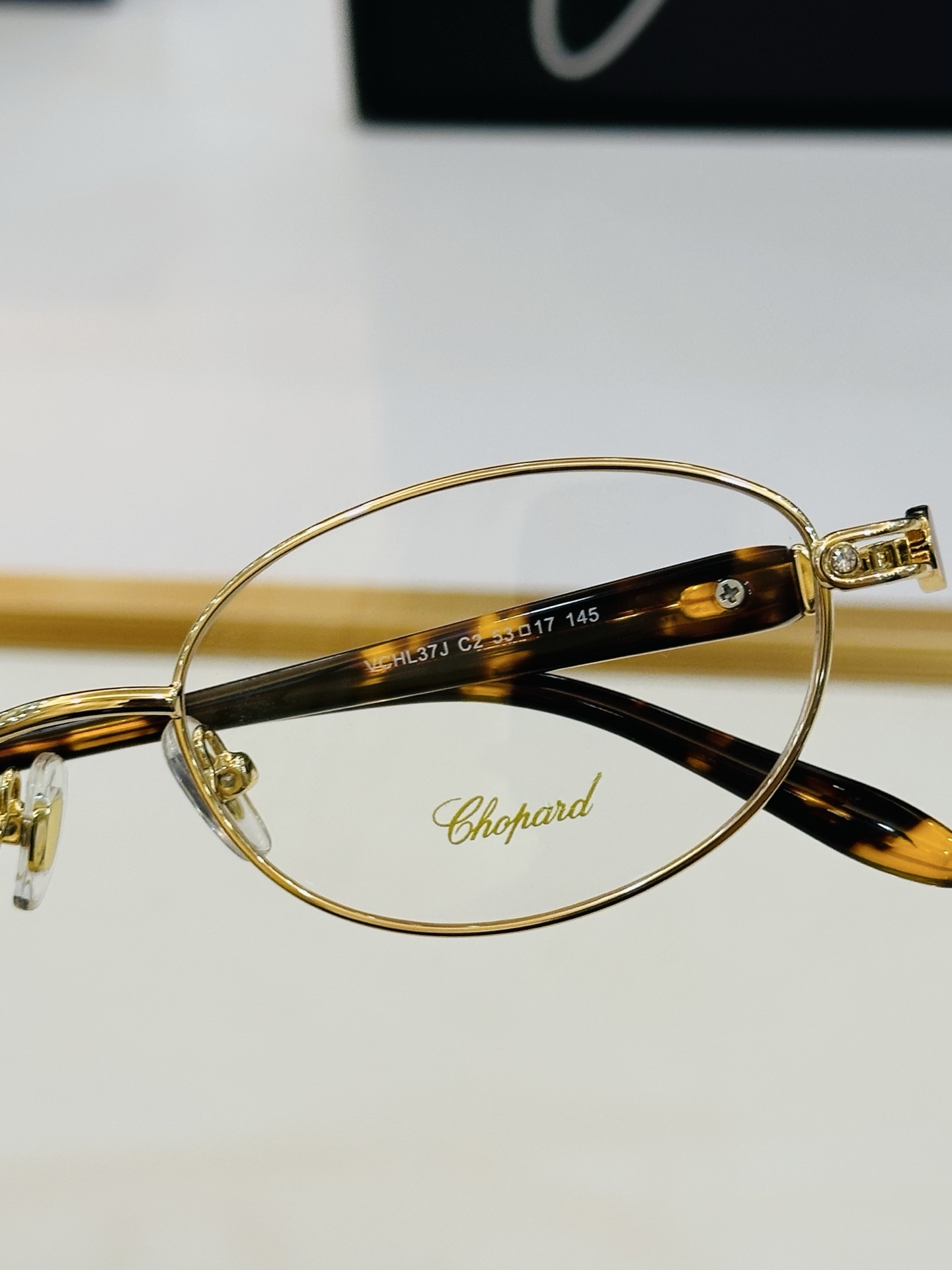 原版 ChoPard肖邦 MODEL VCHL37J Size：53口17-145  以现代时尚的设计风