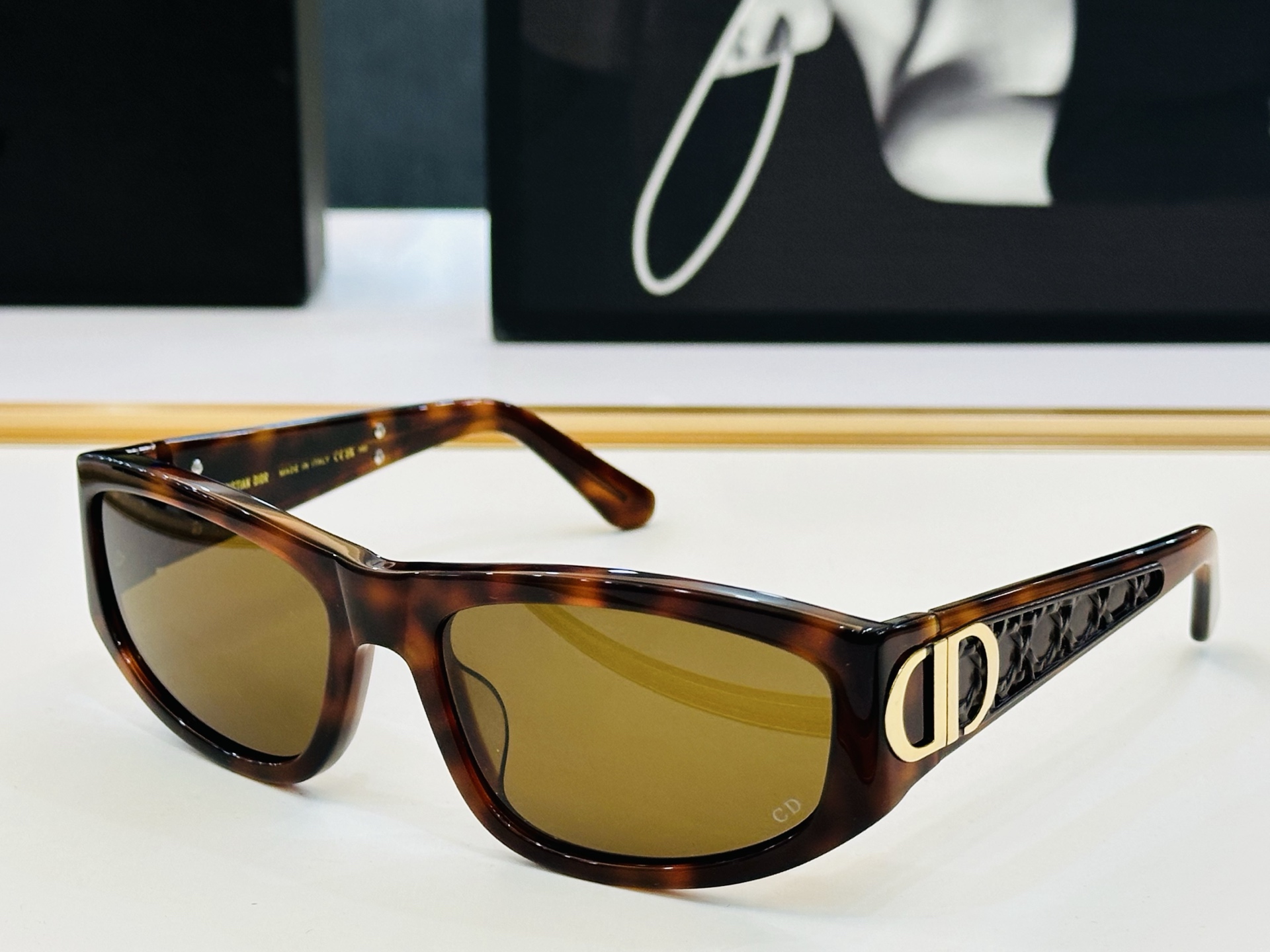 🔻DIO* S3F 迪家 Size：60口19-123 春夏款墨镜 😎🔆。。搭配镜腿精致烫字配饰 X官网