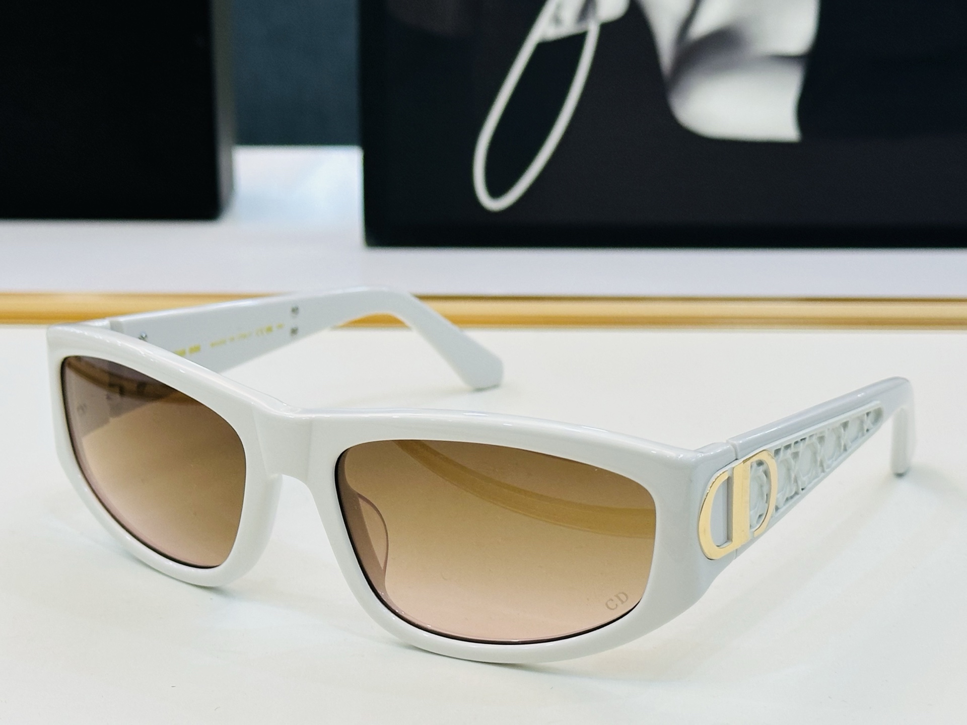 🔻DIO* S3F 迪家 Size：60口19-123 春夏款墨镜 😎🔆。。搭配镜腿精致烫字配饰 X官网