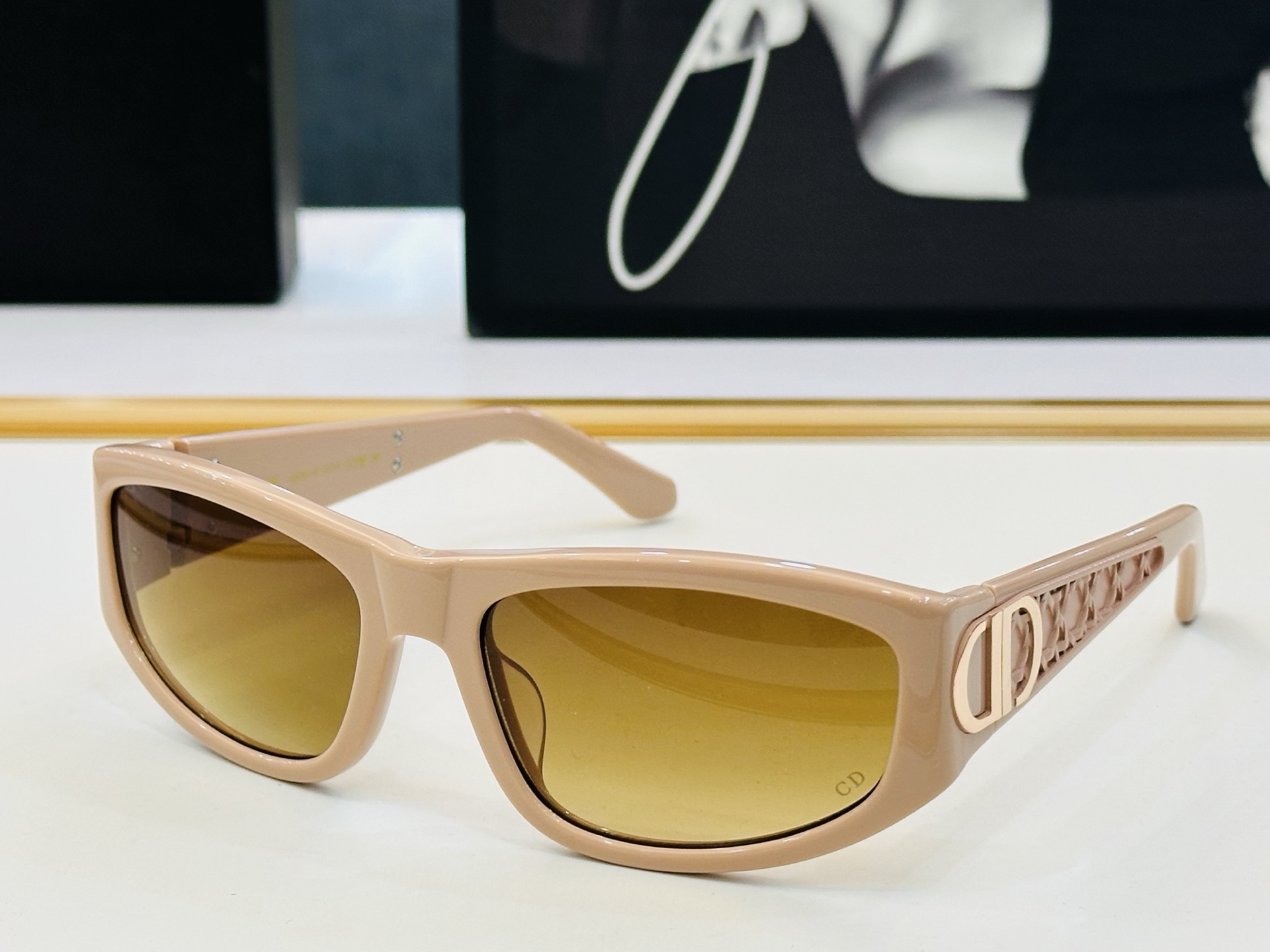 🔻DIO* S3F 迪家 Size：60口19-123 春夏款墨镜 😎🔆。。搭配镜腿精致烫字配饰 X官网