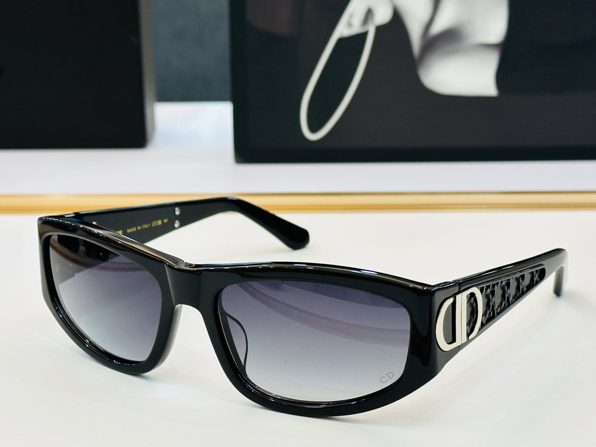 🔻DIO* S3F 迪家 Size：60口19-123 春夏款墨镜 😎🔆。。搭配镜腿精致烫字配饰 X官网