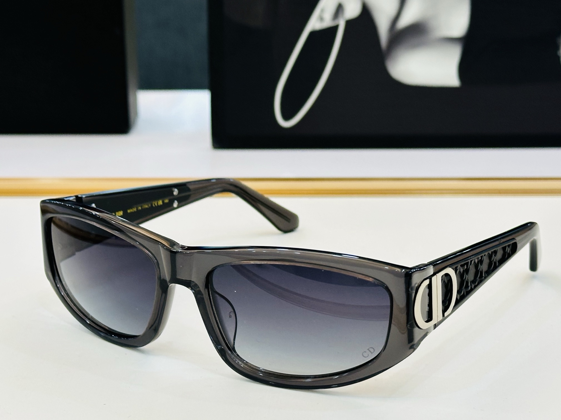 🔻DIO* S3F 迪家 Size：60口19-123 春夏款墨镜 😎🔆。。搭配镜腿精致烫字配饰 X官网