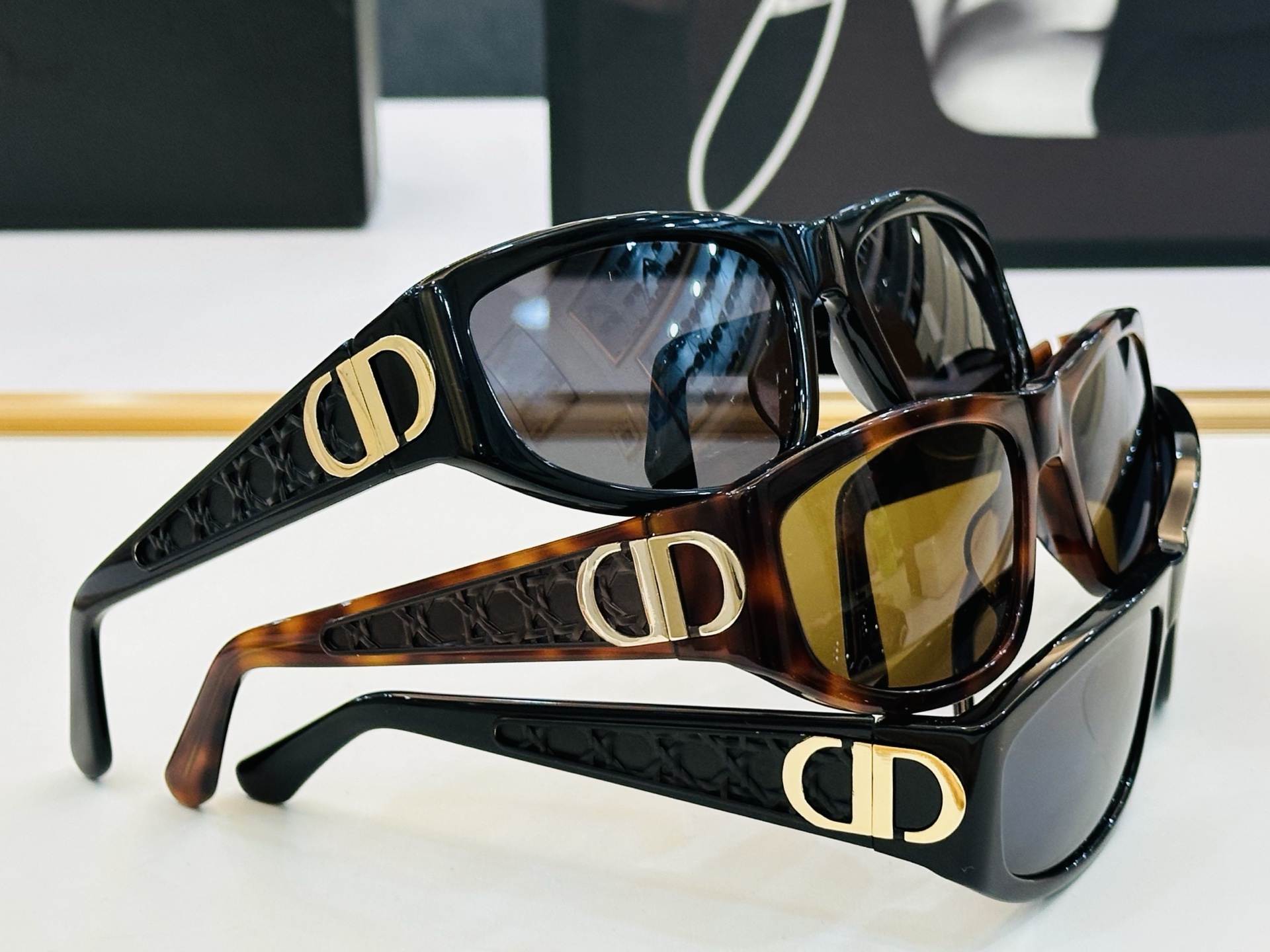 🔻DIO* S3F 迪家 Size：60口19-123 春夏款墨镜 😎🔆。。搭配镜腿精致烫字配饰 X官网