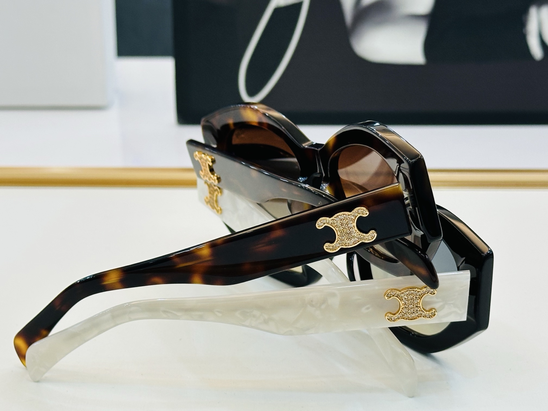 【CELINE】赛琳 CL40238U Size：54口19-145 一直热销的款式，欧美风 光泽度好 