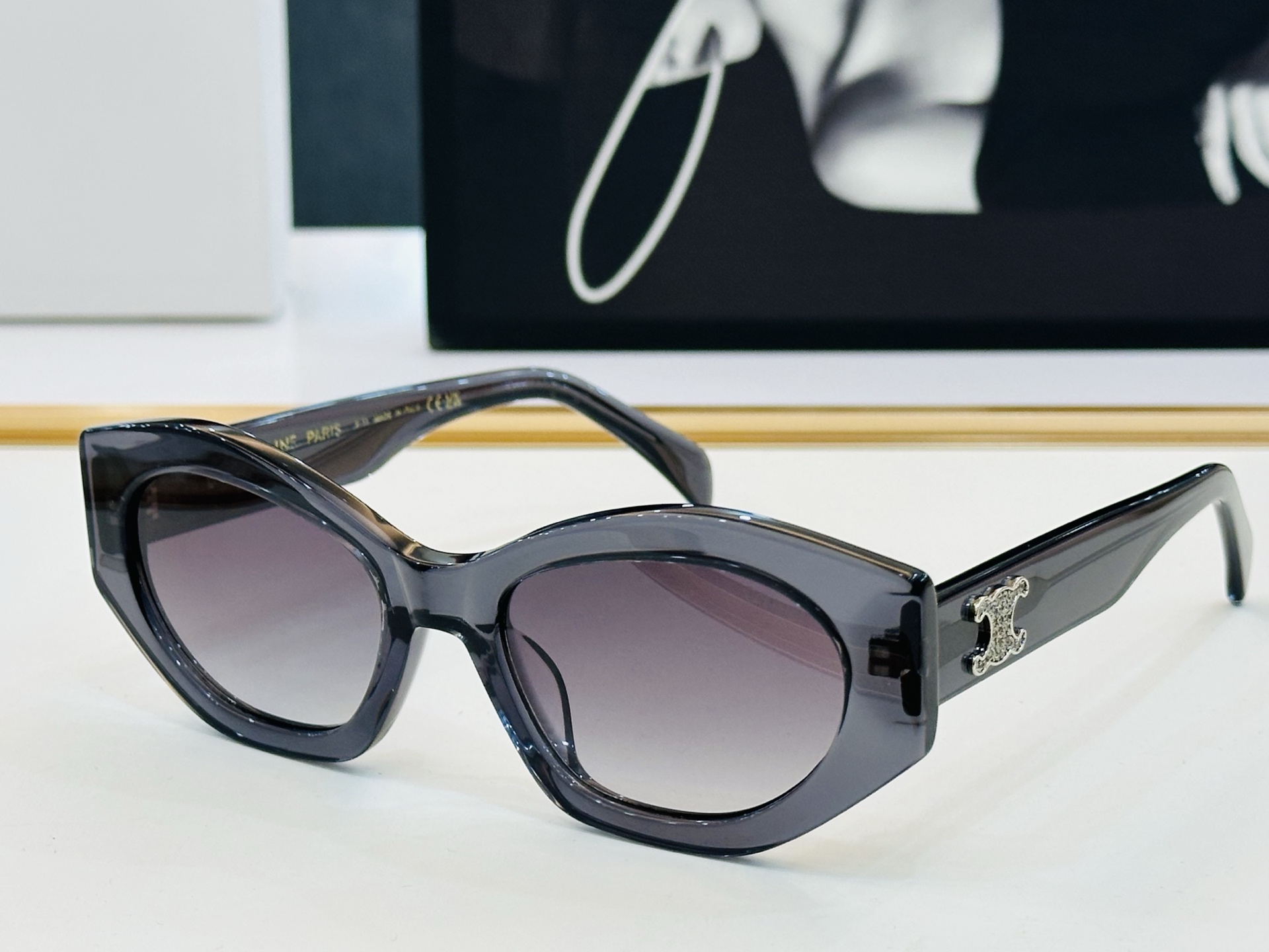 【CELINE】赛琳 CL40238U Size：54口19-145 一直热销的款式，欧美风 光泽度好 