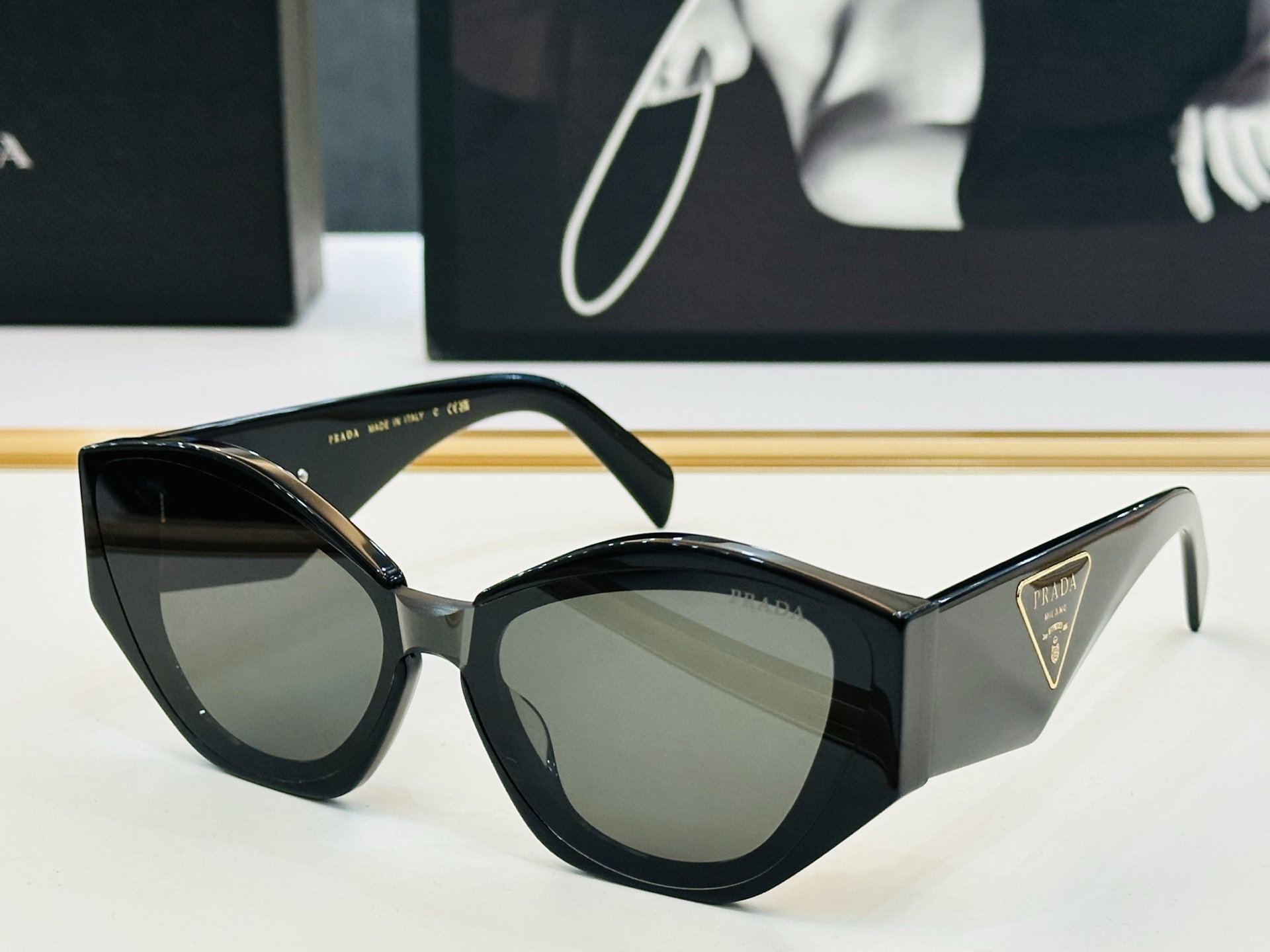 NO:368899,PRAD*Pujia PR208VS Size54 20-148 The glasses series is exquisitely produced and shows unique XL hot model glasses sunglasses sunglasses, glasses, prada, prada19860909PRAD*普家 PR208VS Size54口20-148 眼镜系列堪称精湛制作 彰显独特个 XL火爆款 眼镜墨镜太阳镜,眼镜,prada,prada,glasses