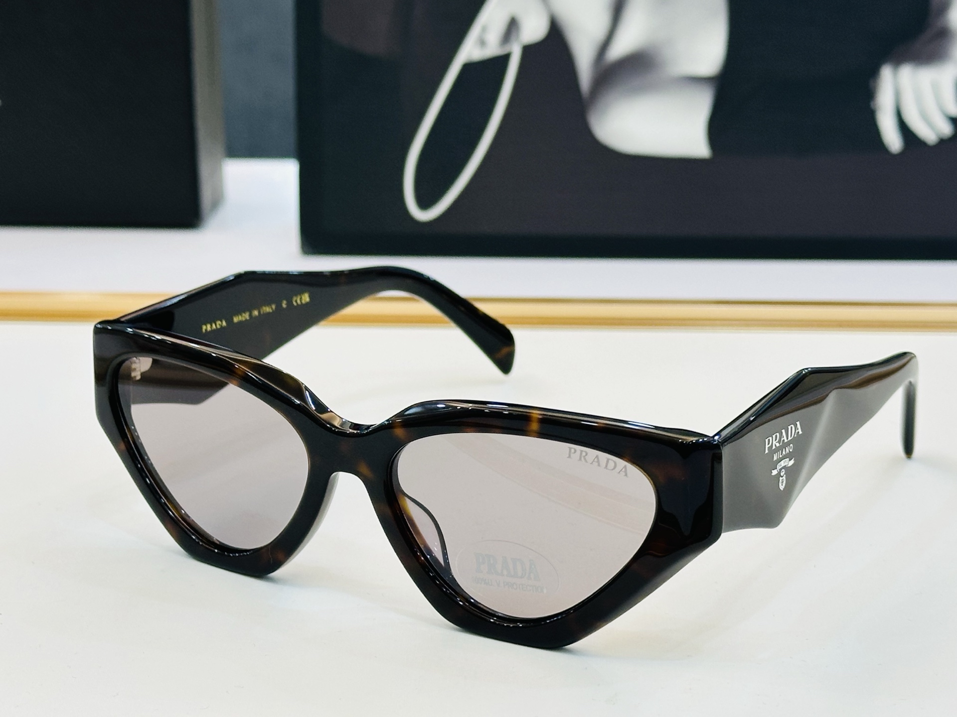 🔺PRAD*🔻普家 PR1753 Size：56口18-145   眼镜系列堪称精湛制作 彰显独特个 b