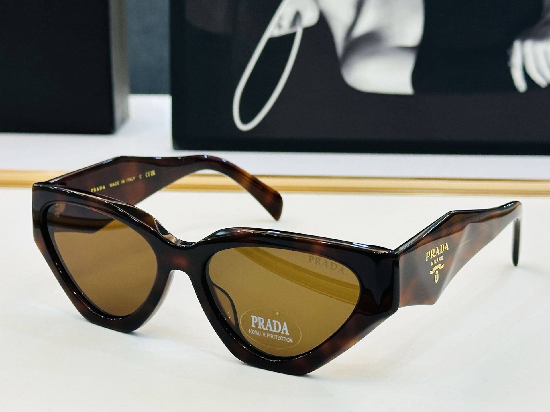 🔺PRAD*🔻普家 PR1753 Size：56口18-145   眼镜系列堪称精湛制作 彰显独特个 b