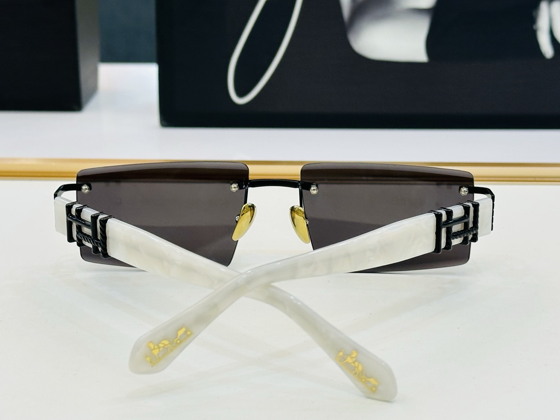 玫瑰爱马仕  网红款 9708  Size：59口17-143 👏🎉超级经典 高品质墨镜🎈色色 b倍戴豪