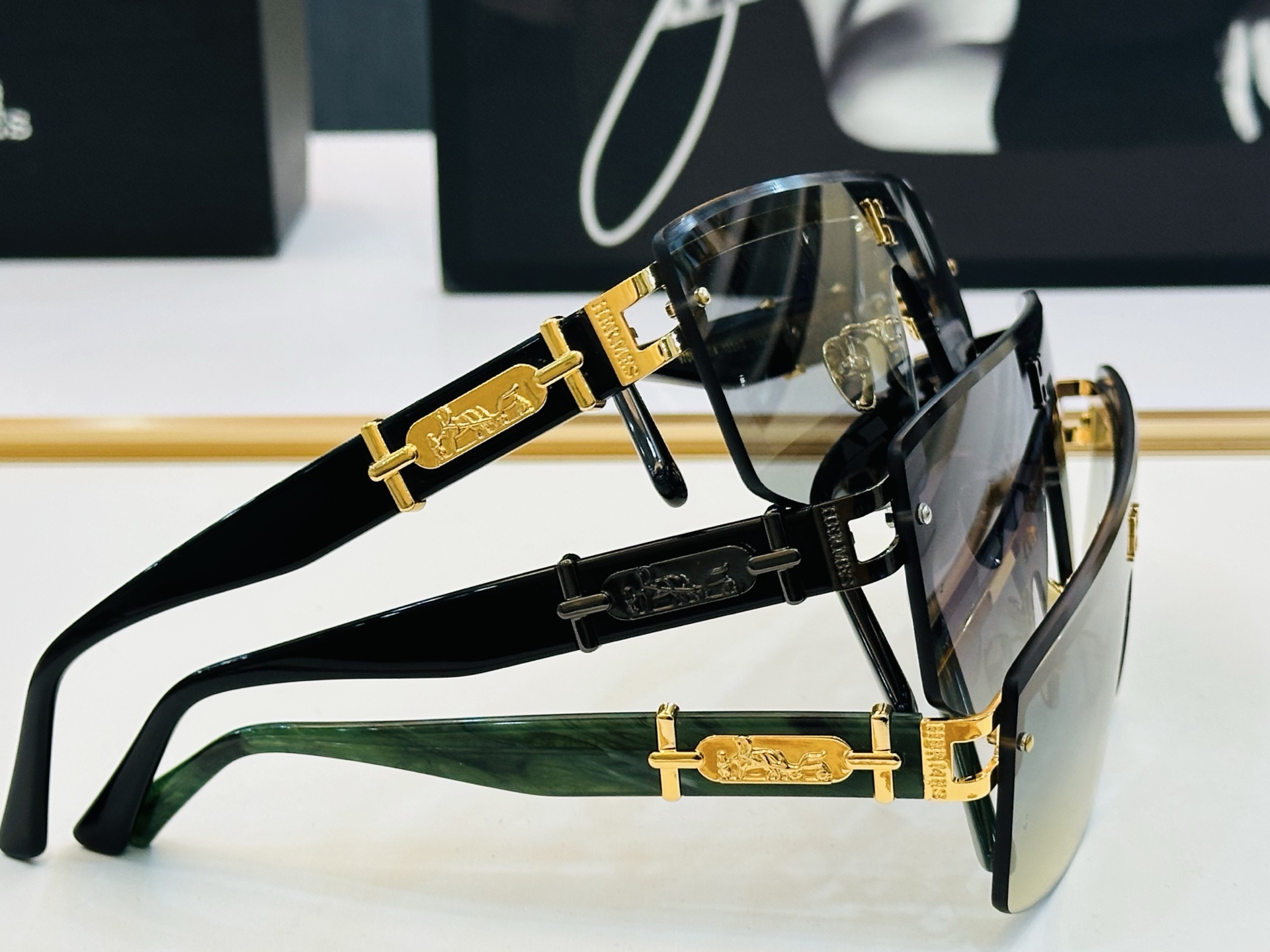 玫瑰爱马仕  网红款 9705  Size：135口0-140 👏🎉超级经典 高品质墨镜🎈色色 b倍戴豪