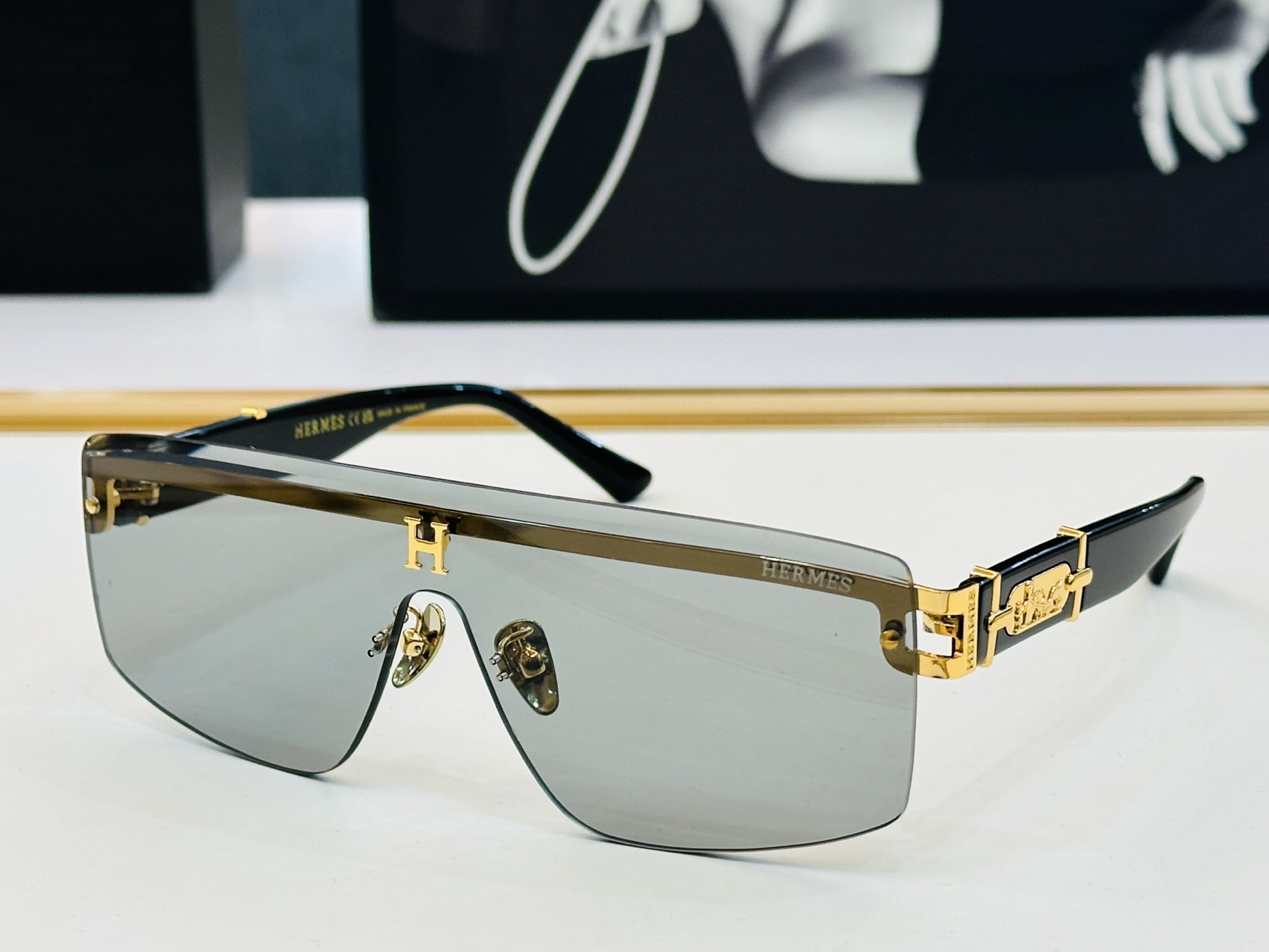 玫瑰爱马仕  网红款 9705  Size：135口0-140 👏🎉超级经典 高品质墨镜🎈色色 b倍戴豪