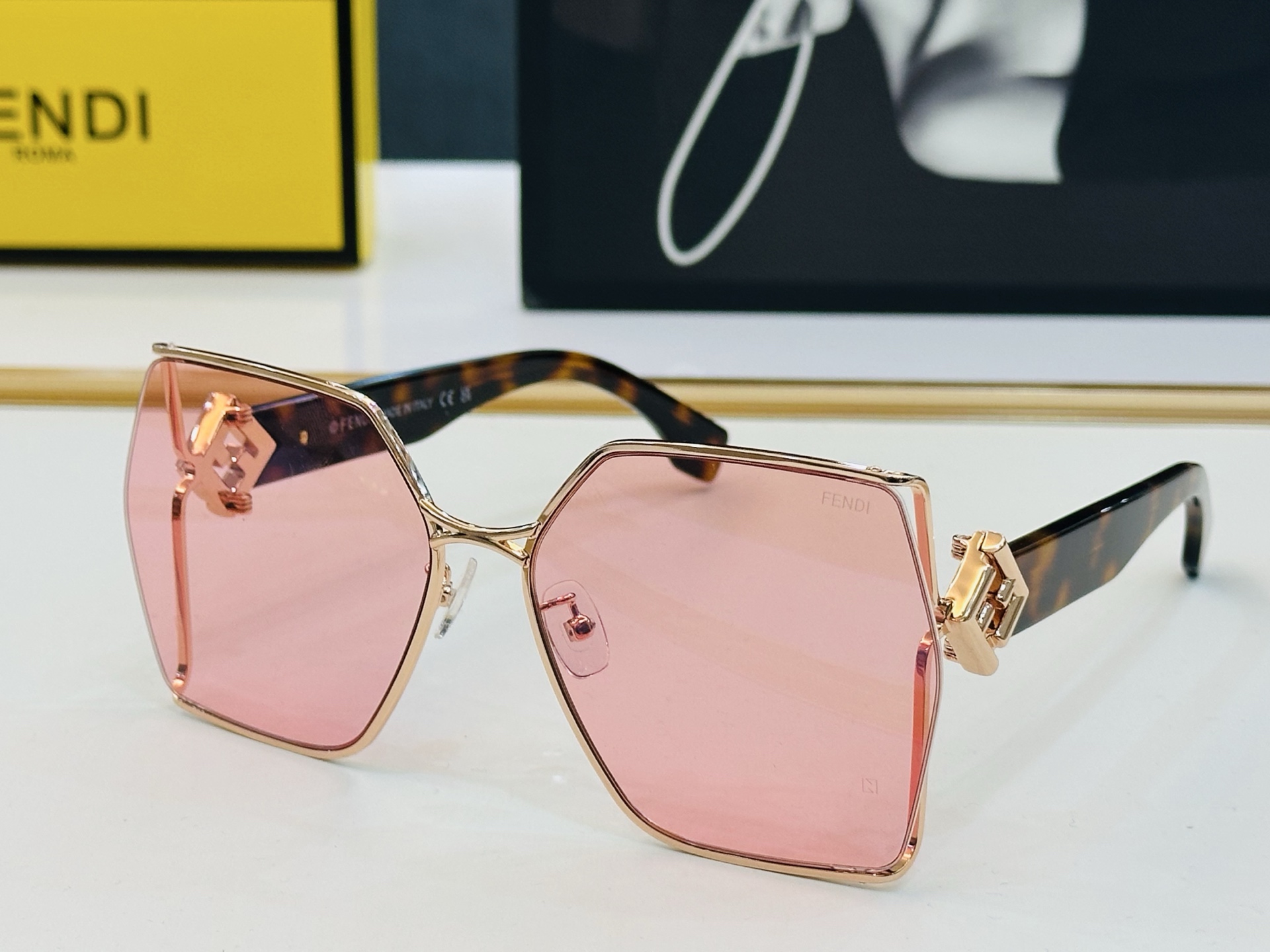 FEND* 芬家 FF40220  Size：63口18-140 👍👍标新立异 👄👄CC适合各种脸型 