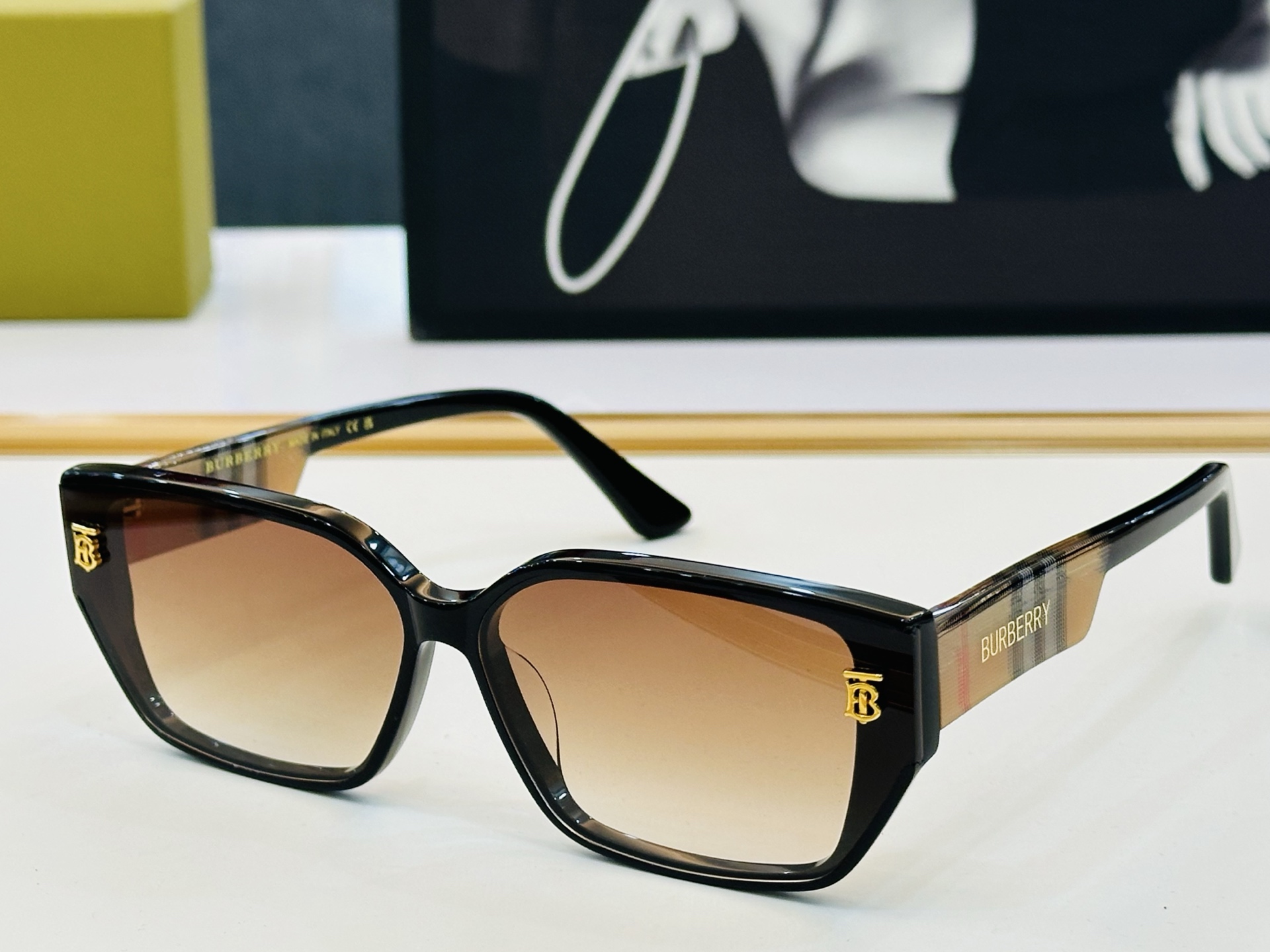 新款 BURBERR*🔻巴家 BE2396 百搭镜架Size：64口12-145  高品质 到货 🌲🌲🌲