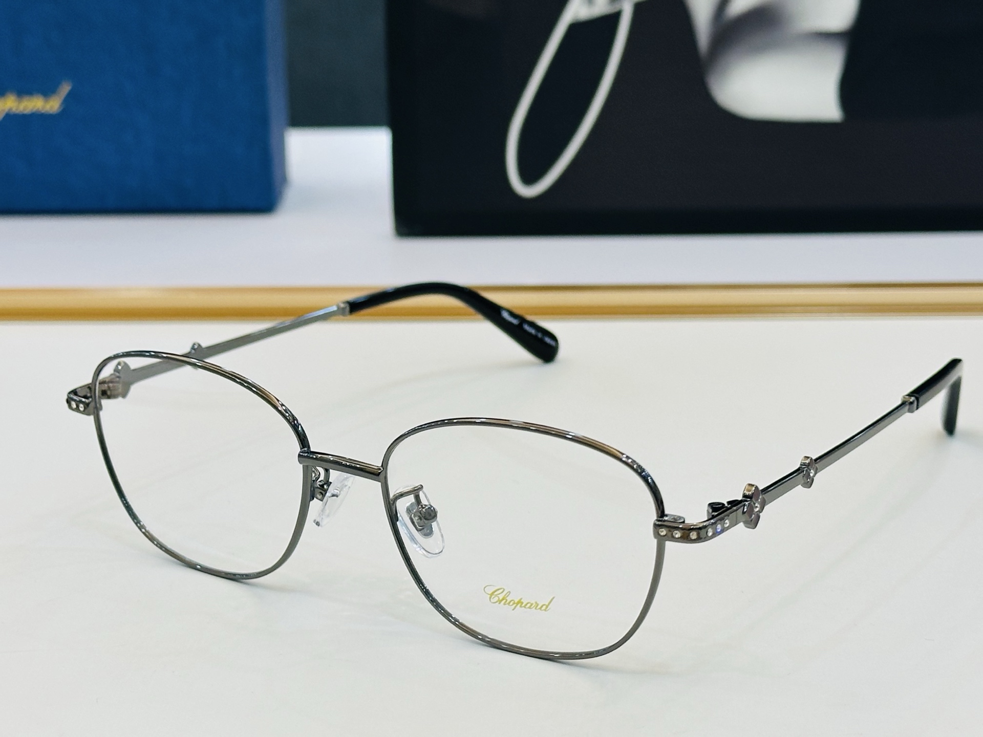 NO:370591,Original Chopard Chopin MODEL: VCHL15J Size53 17-145 In modern and fashionable design style Z light distribution frame Glasses sunglasses, glasses, chopard19860909原版 Chopard肖邦 MODEL: VCHL15J Size53口17-145 以现代时尚的设计风格 Z配光架 眼镜墨镜太阳镜,眼镜,chopard,glasses