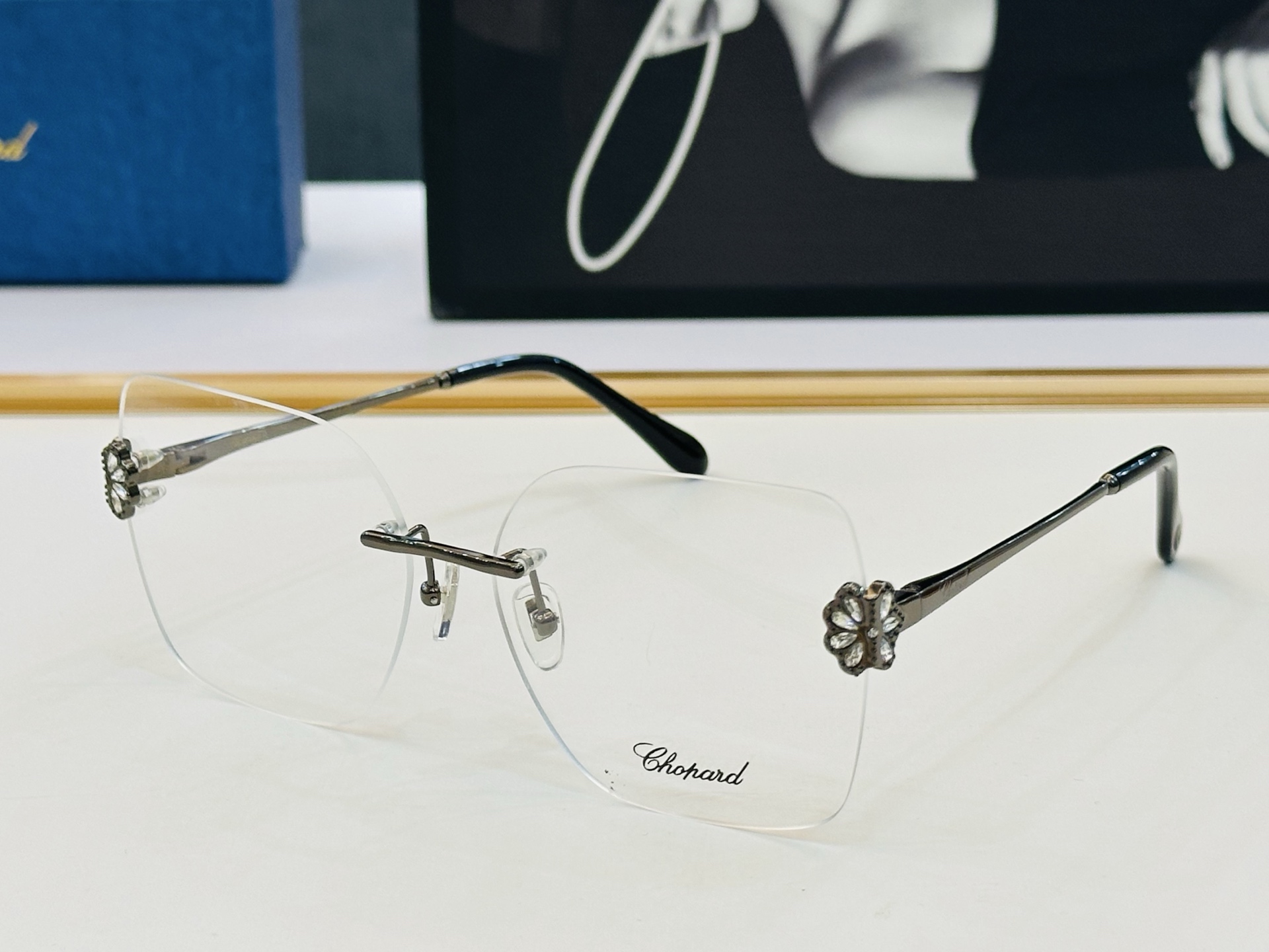 NO:370596,Original Chopard Chopin MODEL: VCHL60S Size61 port 16-142 In a modern and fashionable design style L light distribution frame Glasses sunglasses, glasses, chopard19860909原版 Chopard肖邦 MODEL: VCHL60S Size61口16-142 以现代时尚的设计风格 L 配光架 眼镜墨镜太阳镜,眼镜,chopard,glasses