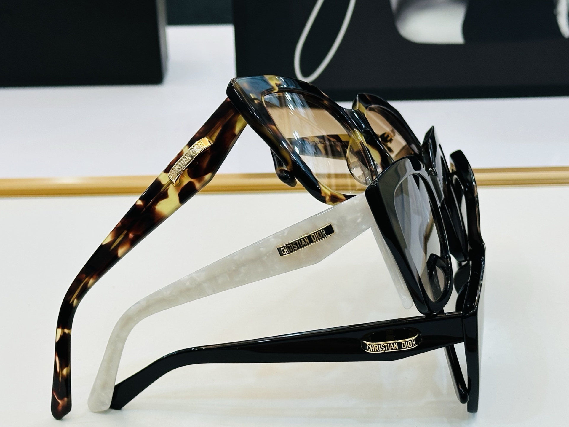 🔻🔻🔻DIO* CDICon S5I 迪家 Size：55口18-145  😎🔆。。搭配镜腿精致配饰 F