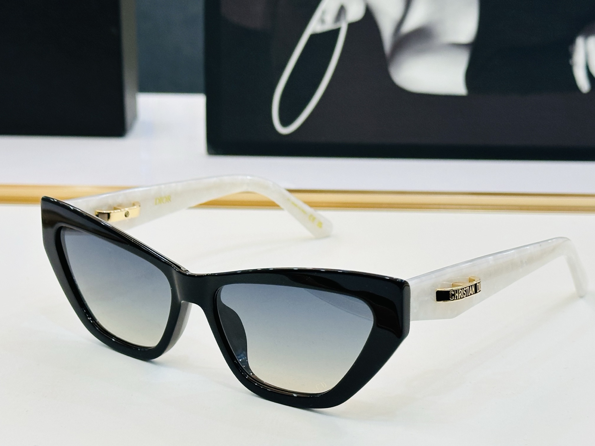 🔻🔻🔻DIO* CDICon B6I 迪家 Size：56口16-145  😎🔆。。搭配镜腿精致配饰 F