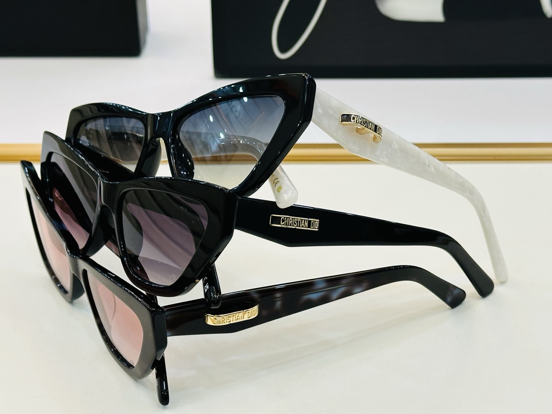 🔻🔻🔻DIO* CDICon B6I 迪家 Size：56口16-145  😎🔆。。搭配镜腿精致配饰 F