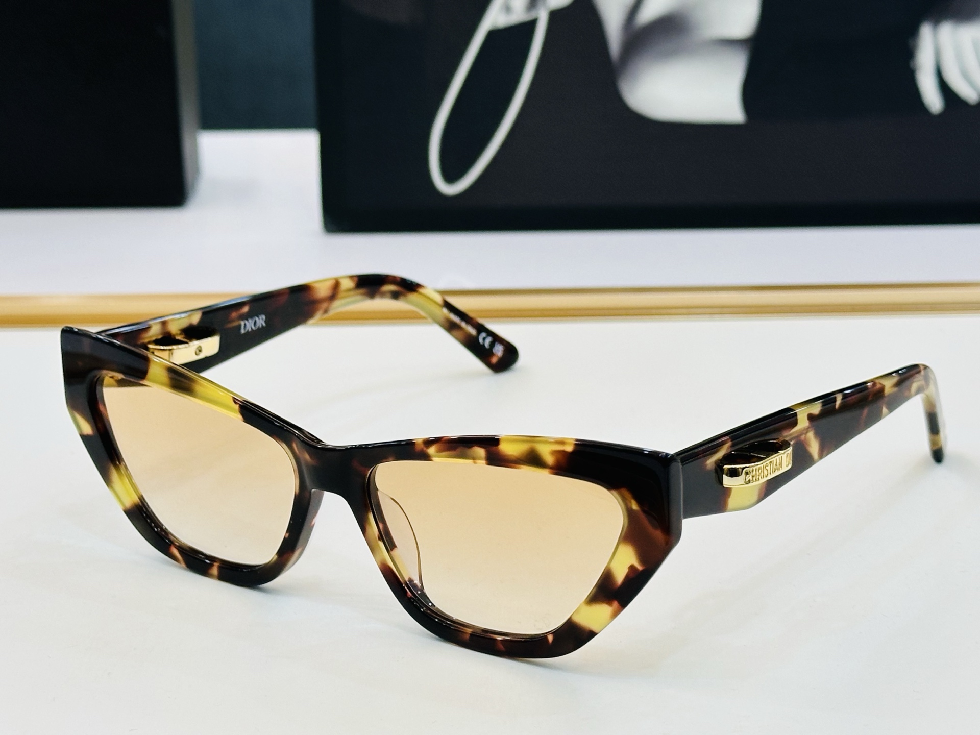 🔻🔻🔻DIO* CDICon B6I 迪家 Size：56口16-145  😎🔆。。搭配镜腿精致配饰 F