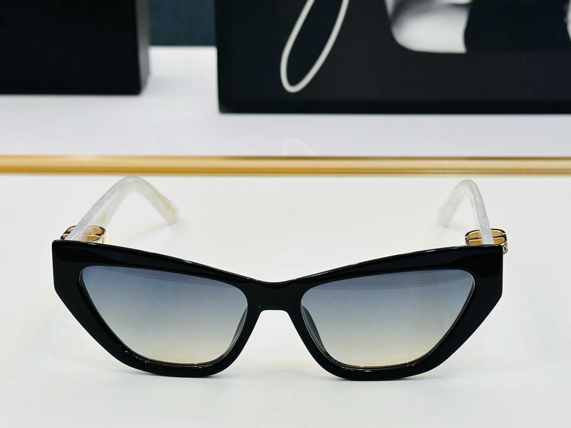 🔻🔻🔻DIO* CDICon B6I 迪家 Size：56口16-145  😎🔆。。搭配镜腿精致配饰 F