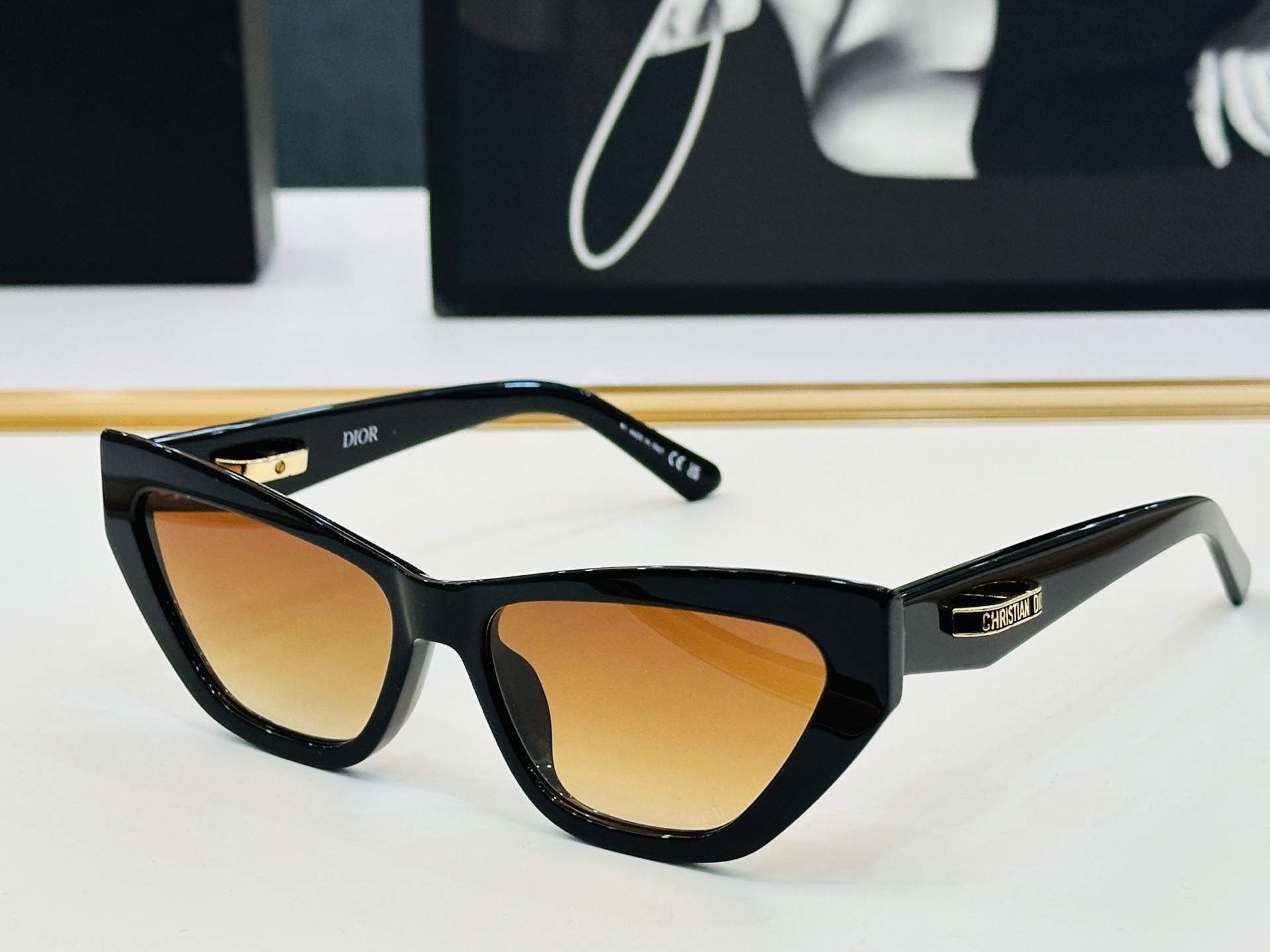 🔻🔻🔻DIO* CDICon B6I 迪家 Size：56口16-145  😎🔆。。搭配镜腿精致配饰 F