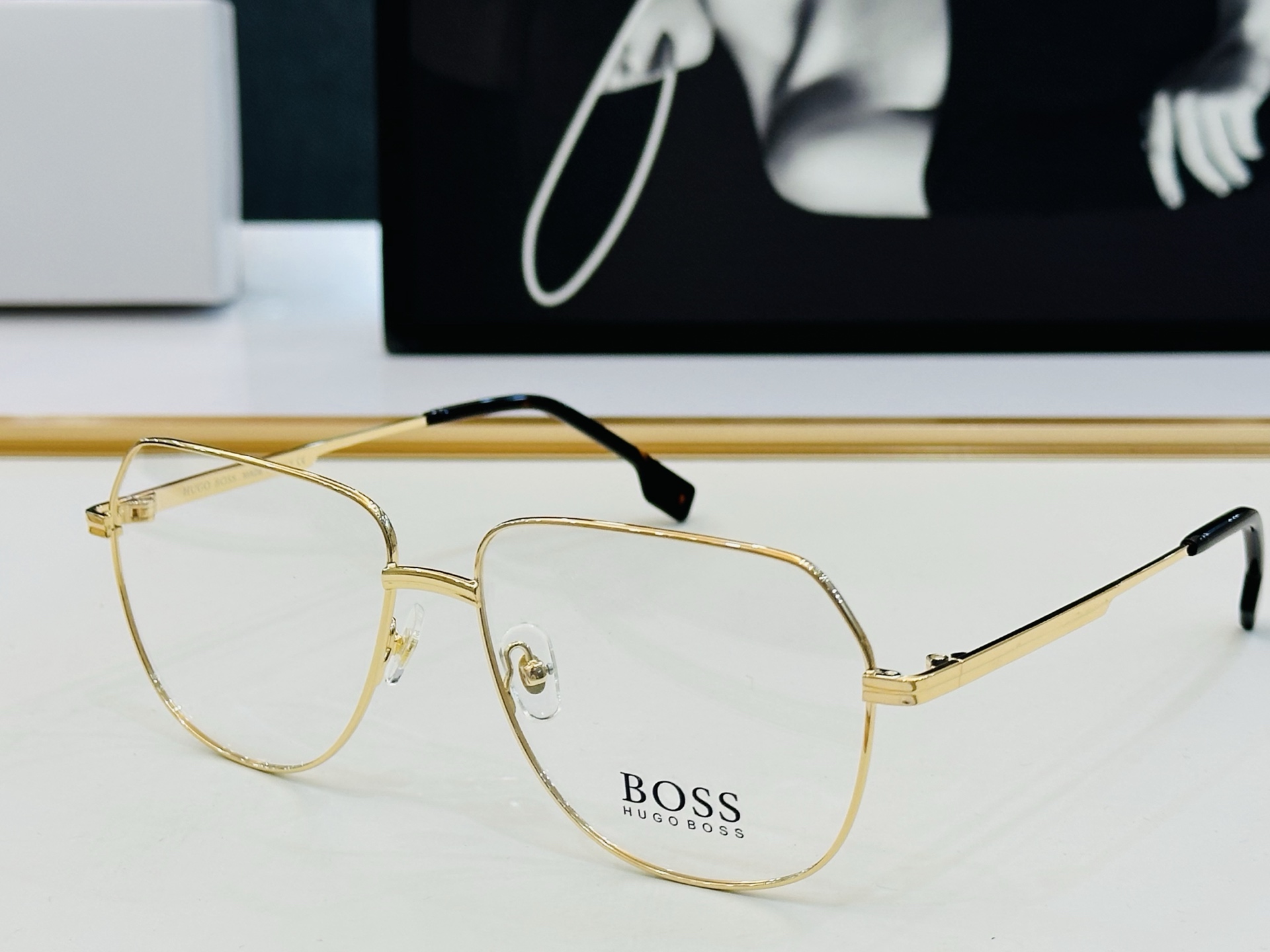 🆕 BOSS1608 Size：60口15-145 🕶🕶💋💋👣👣  高品质 不挑脸 🍁经典不过时框型 L