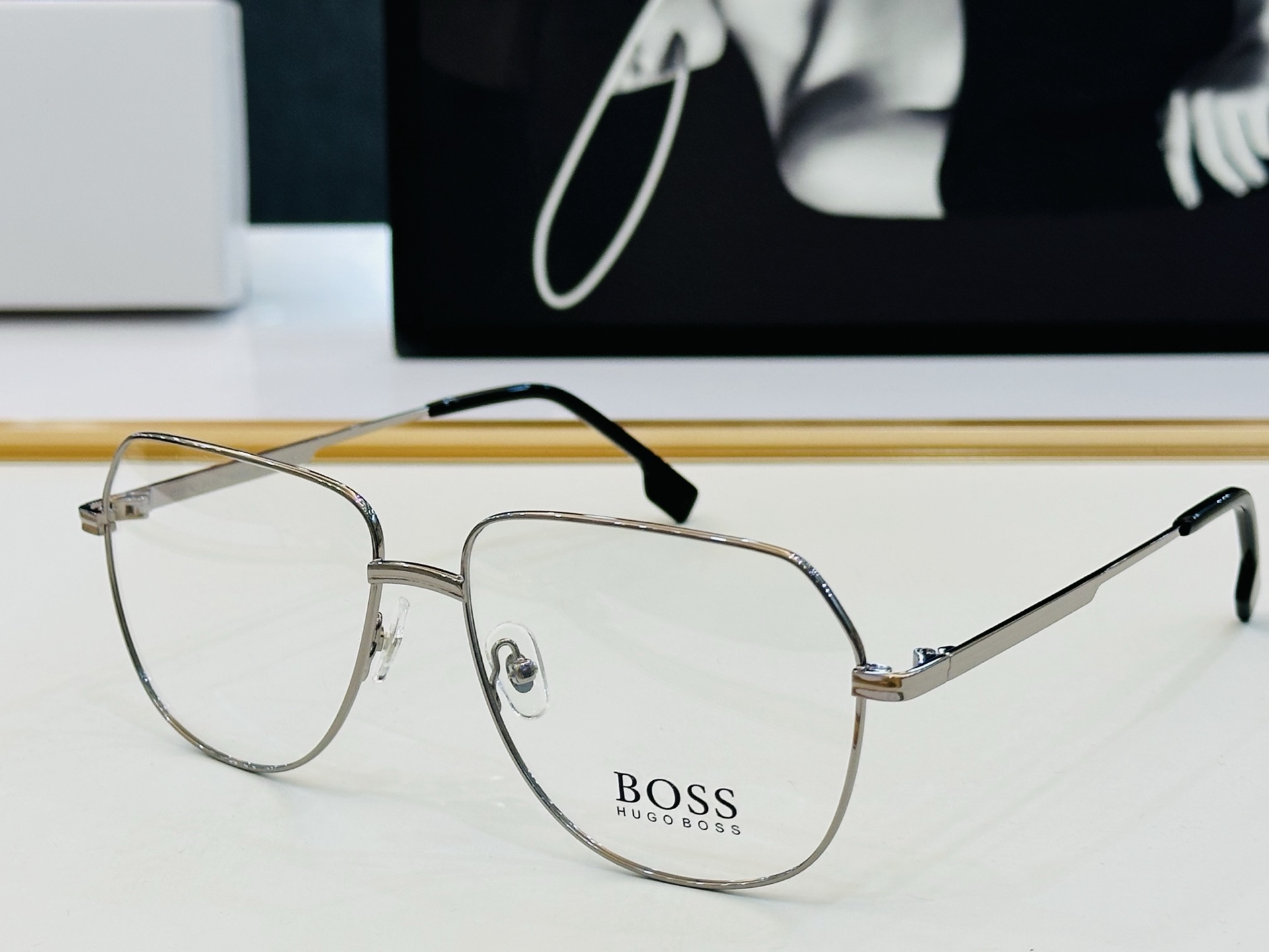 🆕 BOSS1608 Size：60口15-145 🕶🕶💋💋👣👣  高品质 不挑脸 🍁经典不过时框型 L