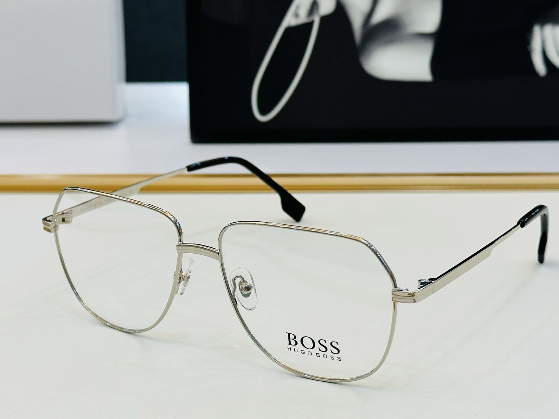 🆕 BOSS1608 Size：60口15-145 🕶🕶💋💋👣👣  高品质 不挑脸 🍁经典不过时框型 L